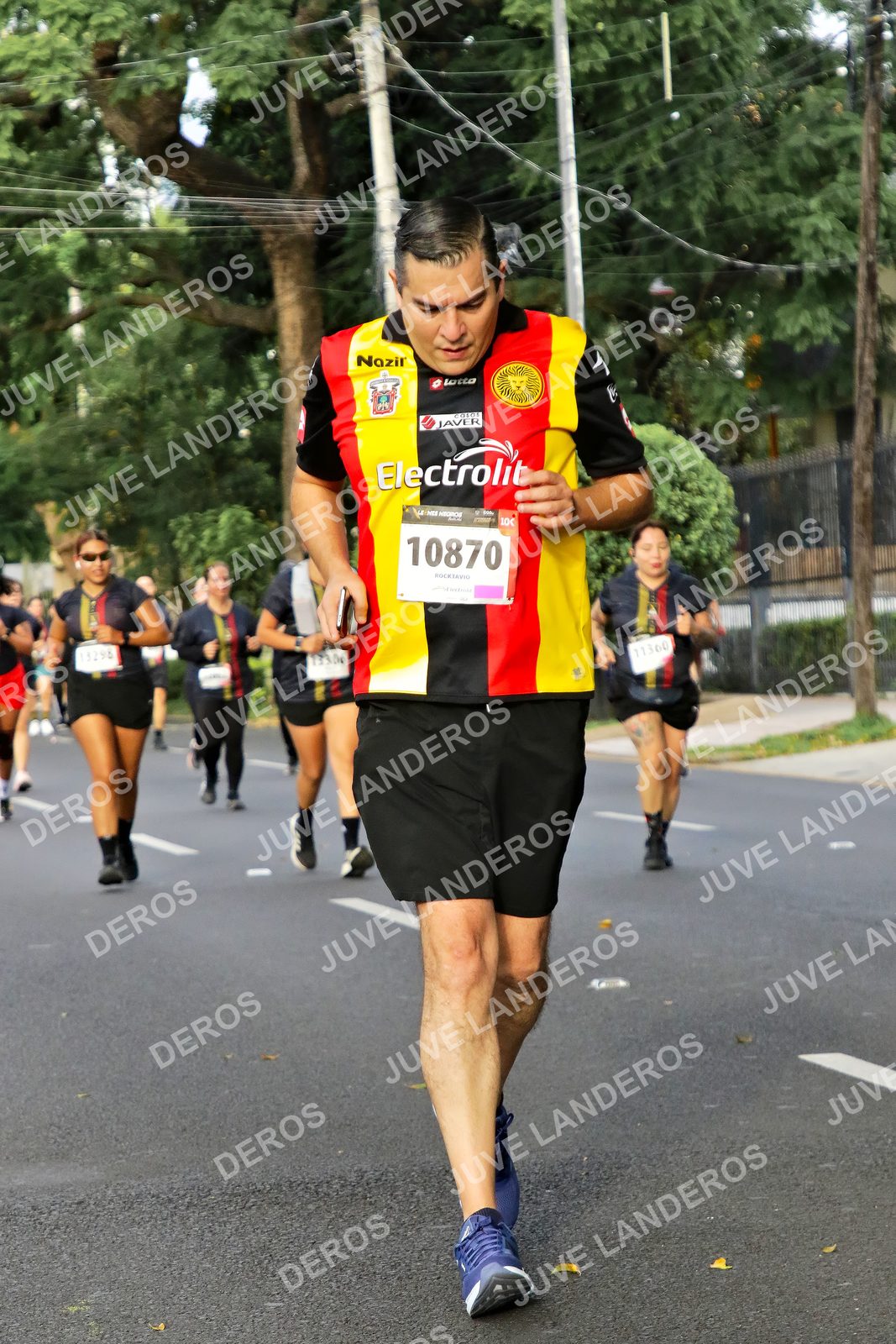 Foto de la X Carrera Leones Negros Red Cola 2026 en Rectoría General de la UdeG, Av. Juárez 976 (meta en Av. Enrique Díaz de León y Pedro Moreno), Guadalajara a las 08:07 · dorsal 10870, 19298, 13304
