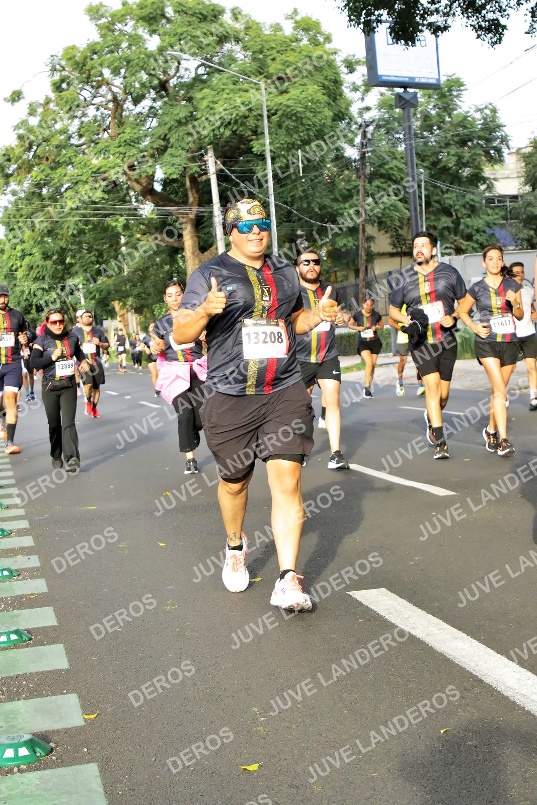 Foto de la X Carrera Leones Negros Red Cola 2026 en Rectoría General de la UdeG, Av. Juárez 976 (meta en Av. Enrique Díaz de León y Pedro Moreno), Guadalajara a las 08:04 · dorsal 13208, 11637, 12889