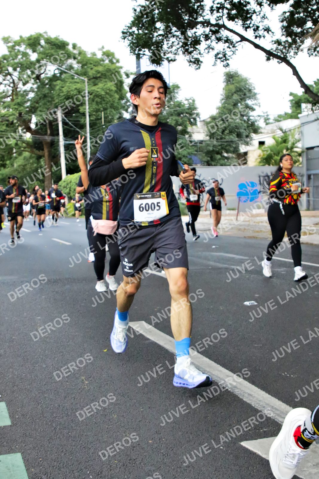Foto de la X Carrera Leones Negros Red Cola 2026 en Rectoría General de la UdeG, Av. Juárez 976 (meta en Av. Enrique Díaz de León y Pedro Moreno), Guadalajara a las 05:12 · dorsal 6005