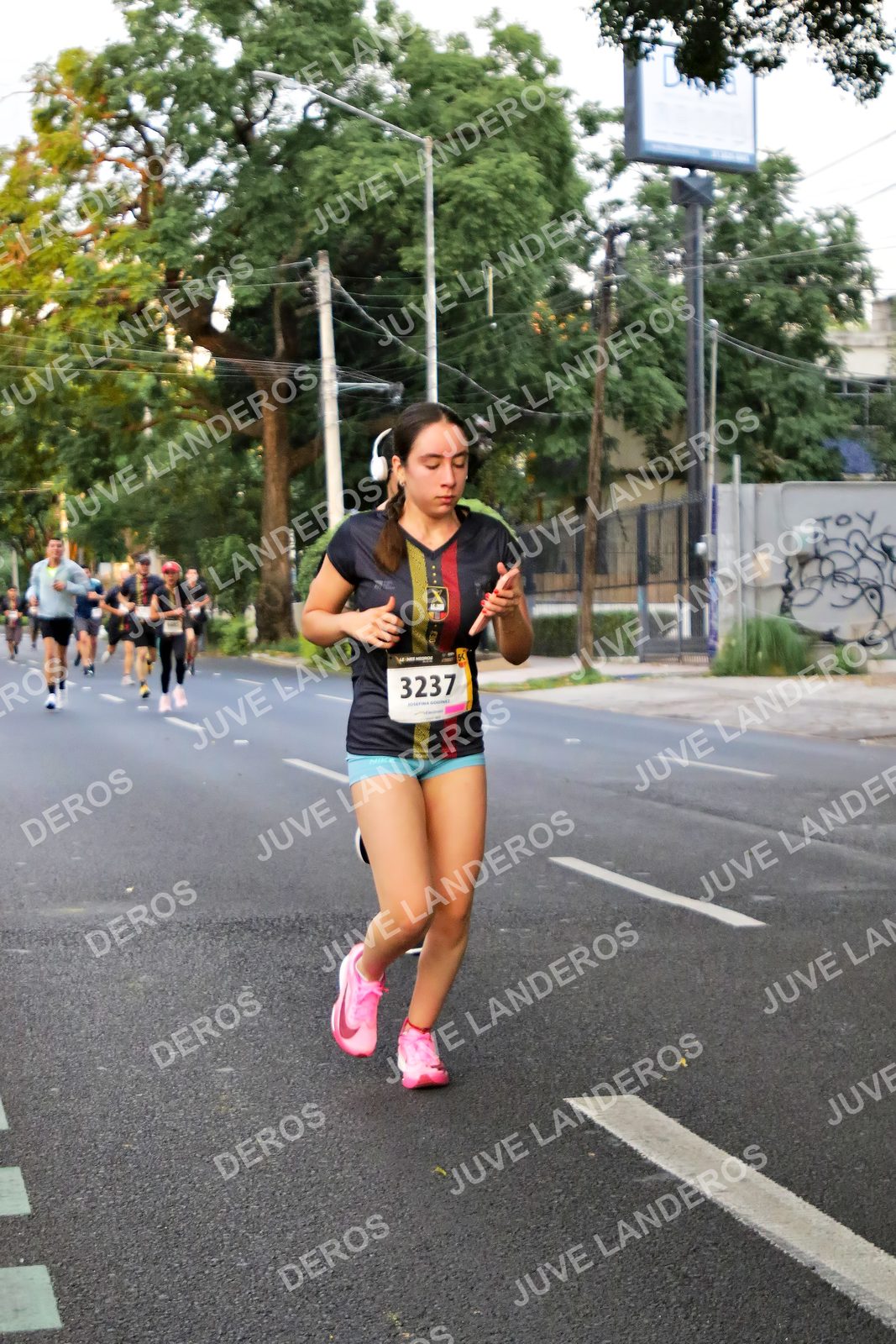 Foto de la X Carrera Leones Negros Red Cola 2026 en Rectoría General de la UdeG, Av. Juárez 976 (meta en Av. Enrique Díaz de León y Pedro Moreno), Guadalajara a las 04:58 · dorsal 3237
