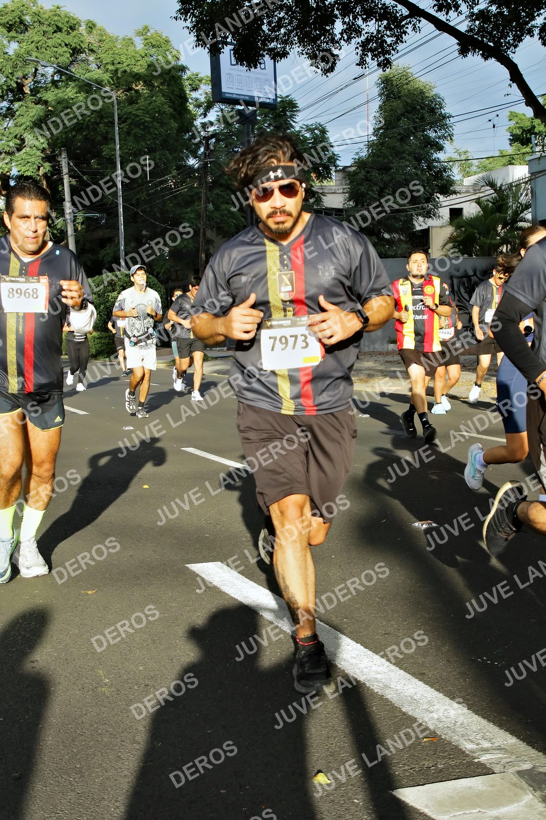 Foto de la X Carrera Leones Negros Red Cola 2026 en Rectoría General de la UdeG, Av. Juárez 976 (meta en Av. Enrique Díaz de León y Pedro Moreno), Guadalajara a las 07:48 · dorsal 7973, 8968