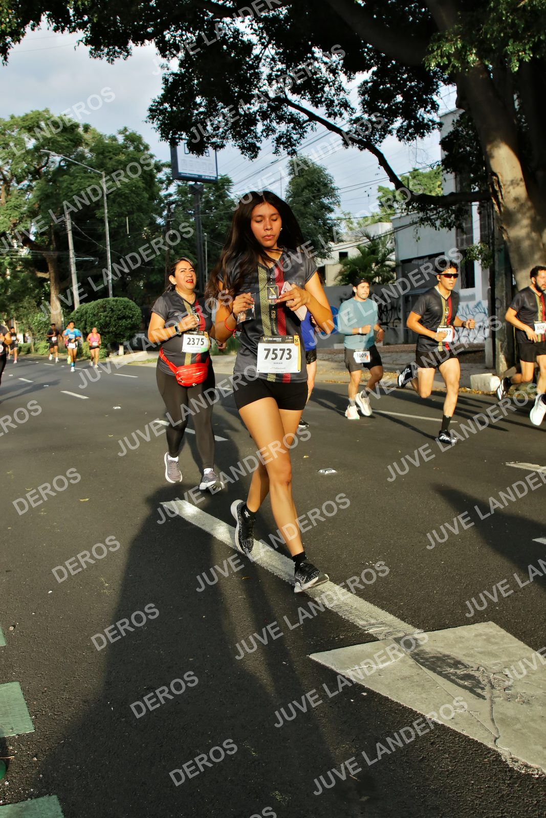 Foto de la X Carrera Leones Negros Red Cola 2026 en Rectoría General de la UdeG, Av. Juárez 976 (meta en Av. Enrique Díaz de León y Pedro Moreno), Guadalajara a las 07:34 · dorsal 7573, 2375