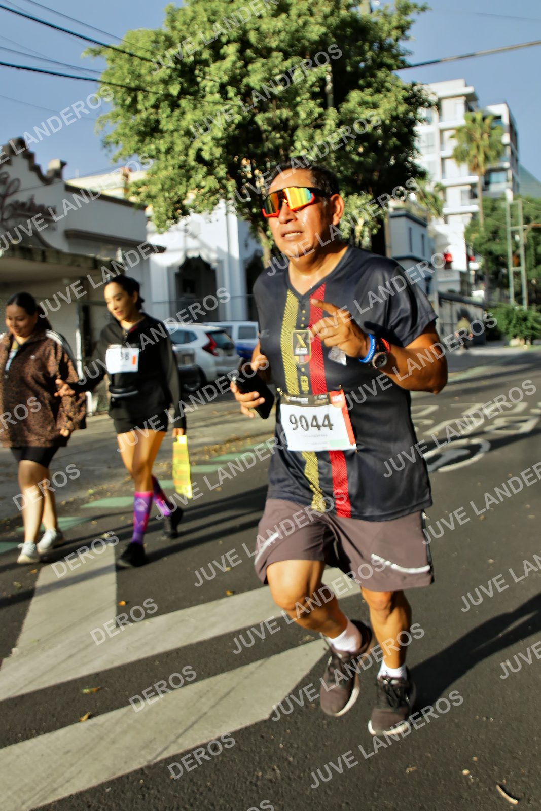 Foto de la X Carrera Leones Negros Red Cola 2026 en Rectoría General de la UdeG, Av. Juárez 976 (meta en Av. Enrique Díaz de León y Pedro Moreno), Guadalajara a las 07:54 · dorsal 9044, 18