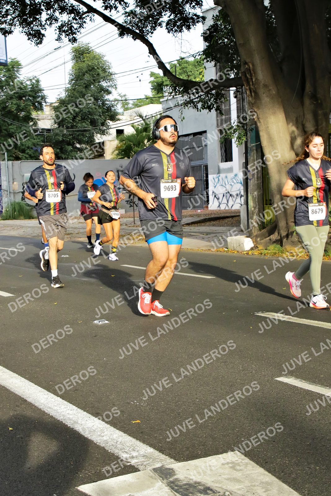 Foto de la X Carrera Leones Negros Red Cola 2026 en Rectoría General de la UdeG, Av. Juárez 976 (meta en Av. Enrique Díaz de León y Pedro Moreno), Guadalajara a las 08:02 · dorsal 9693, 8679, 8705