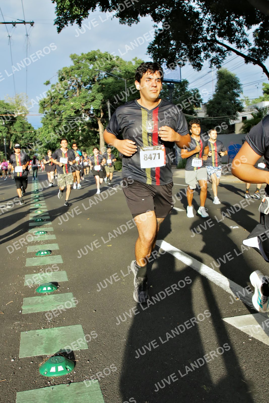 Foto de la X Carrera Leones Negros Red Cola 2026 en Rectoría General de la UdeG, Av. Juárez 976 (meta en Av. Enrique Díaz de León y Pedro Moreno), Guadalajara a las 07:46 · dorsal 8471, 8327