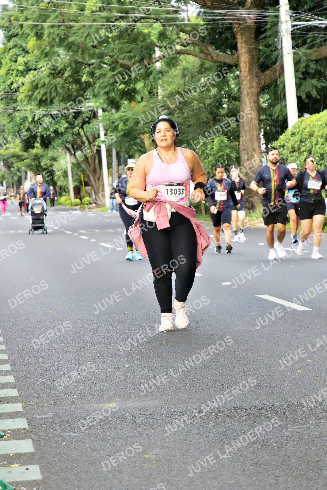 Foto de la X Carrera Leones Negros Red Cola 2026 en Rectoría General de la UdeG, Av. Juárez 976 (meta en Av. Enrique Díaz de León y Pedro Moreno), Guadalajara a las 08:20 · dorsal 13033, 11299, 11544