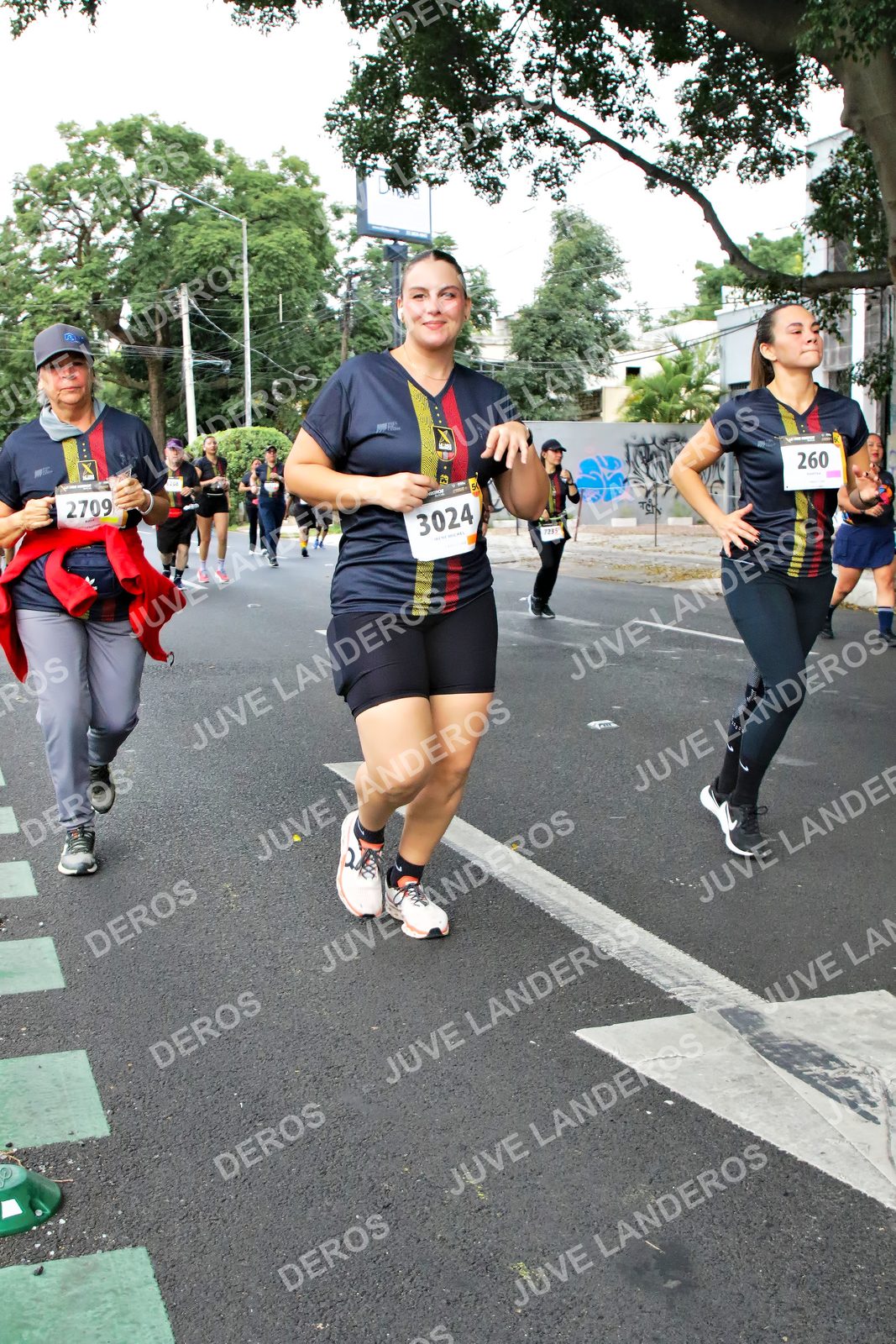 Foto de la X Carrera Leones Negros Red Cola 2026 en Rectoría General de la UdeG, Av. Juárez 976 (meta en Av. Enrique Díaz de León y Pedro Moreno), Guadalajara a las 07:14 · dorsal 260, 3024, 2709