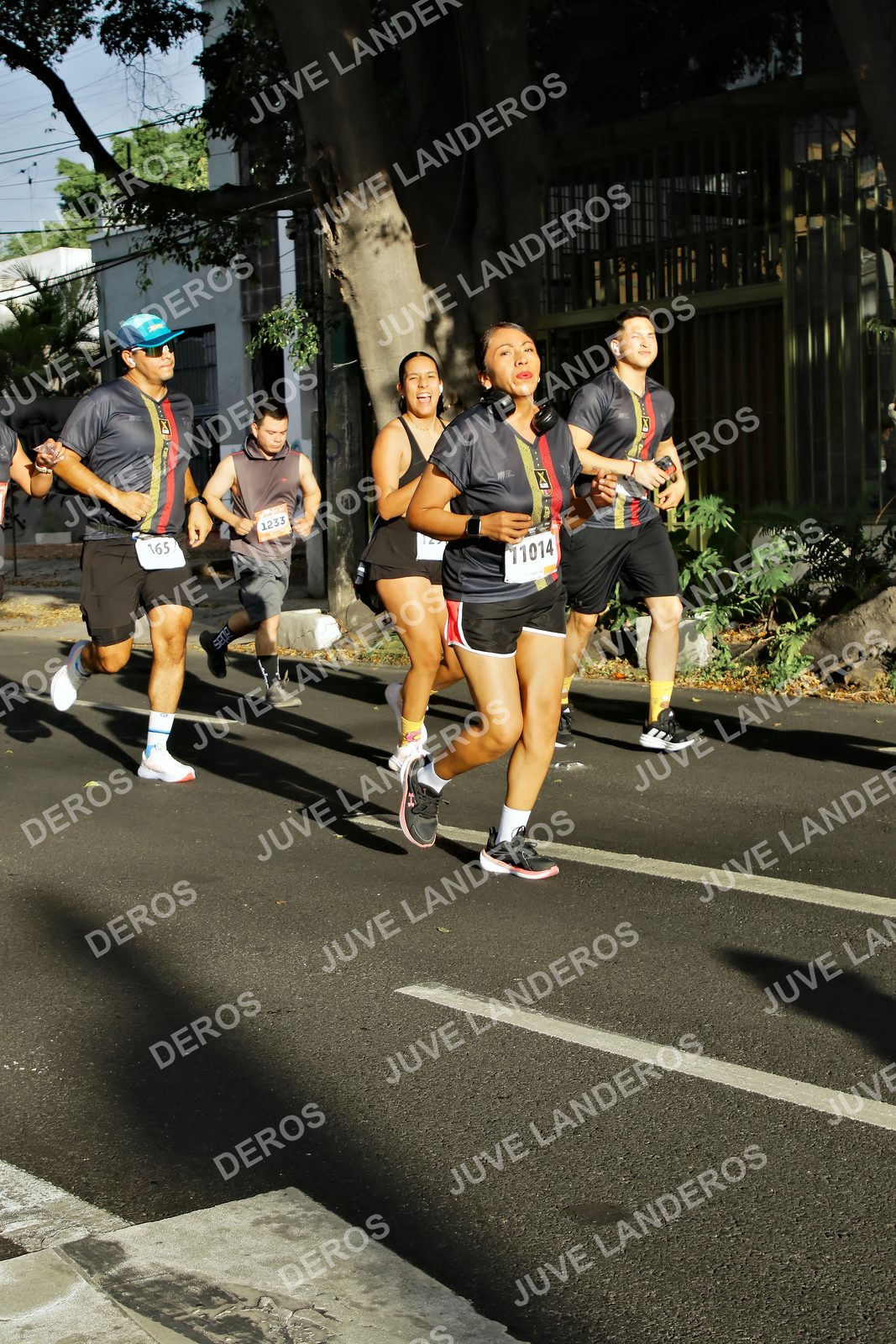 Foto de la X Carrera Leones Negros Red Cola 2026 en Rectoría General de la UdeG, Av. Juárez 976 (meta en Av. Enrique Díaz de León y Pedro Moreno), Guadalajara a las 07:56 · dorsal 11014, 165, 1233