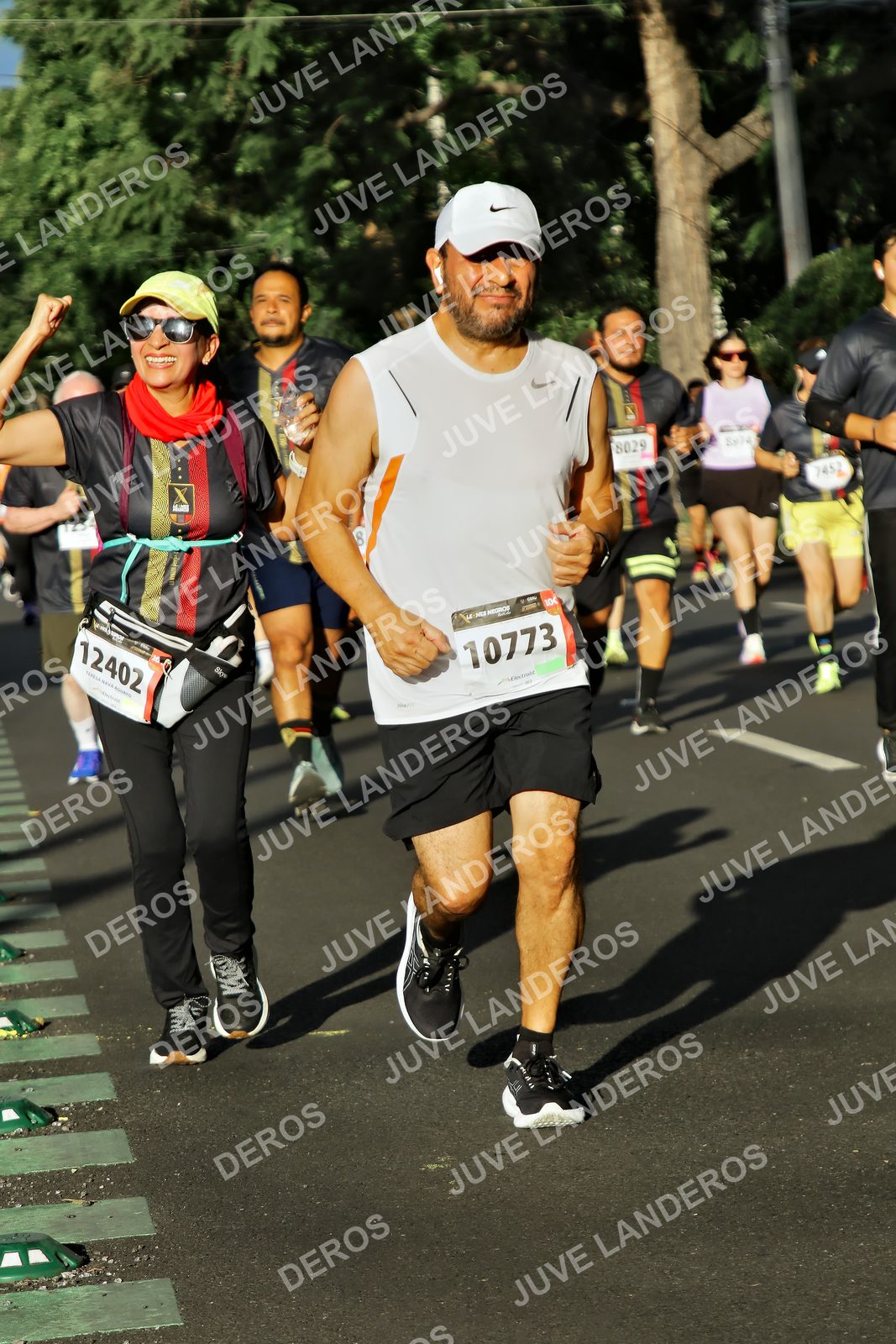 Foto de la X Carrera Leones Negros Red Cola 2026 en Rectoría General de la UdeG, Av. Juárez 976 (meta en Av. Enrique Díaz de León y Pedro Moreno), Guadalajara a las 07:52 · dorsal 10773, 12402, 8029, 7452