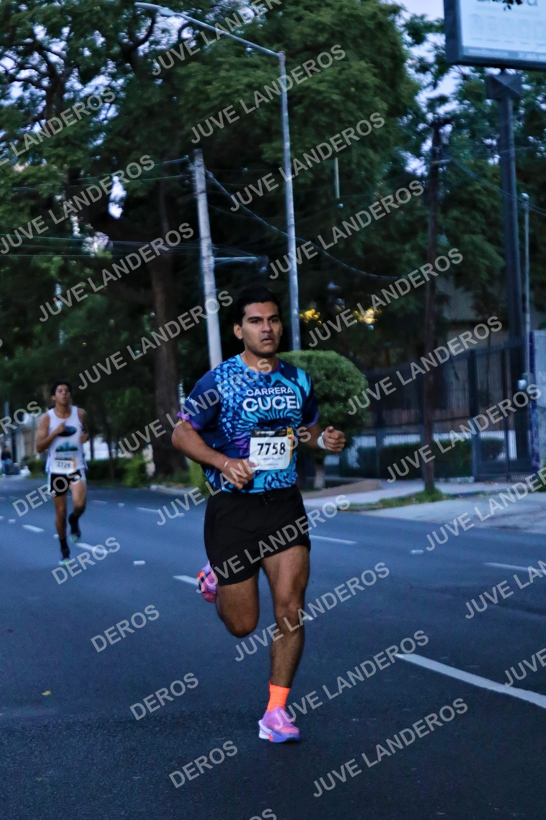 Foto de la X Carrera Leones Negros Red Cola 2026 en Rectoría General de la UdeG, Av. Juárez 976 (meta en Av. Enrique Díaz de León y Pedro Moreno), Guadalajara a las 04:49 · dorsal 7758, 2729