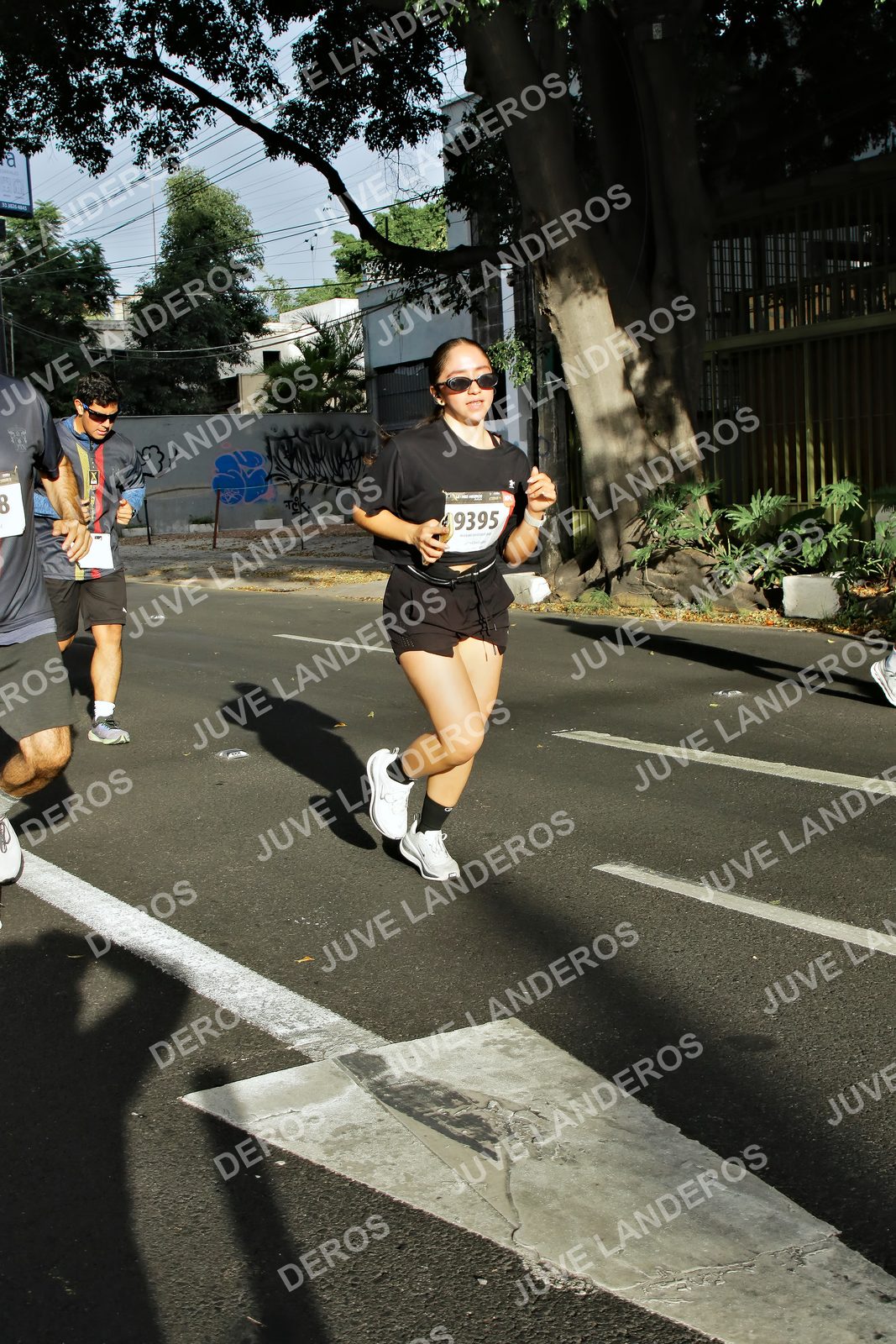 Foto de la X Carrera Leones Negros Red Cola 2026 en Rectoría General de la UdeG, Av. Juárez 976 (meta en Av. Enrique Díaz de León y Pedro Moreno), Guadalajara a las 07:59 · dorsal 9395