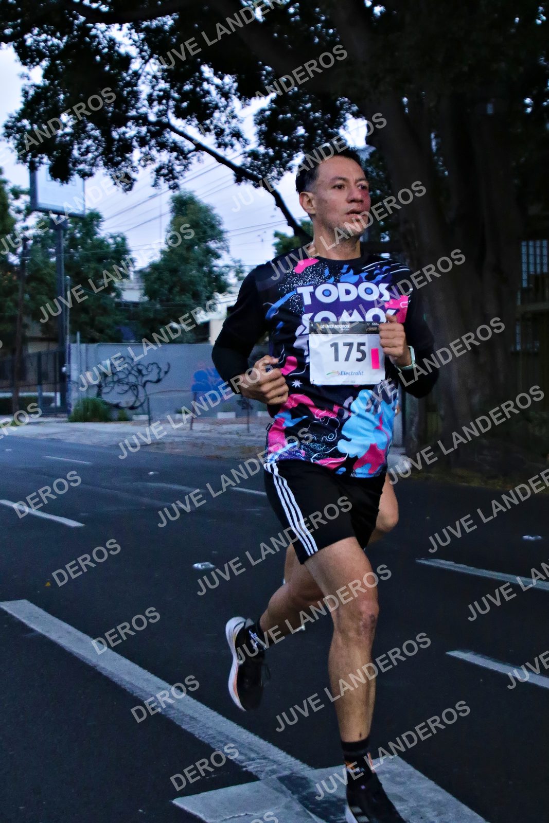Foto de la X Carrera Leones Negros Red Cola 2026 en Rectoría General de la UdeG, Av. Juárez 976 (meta en Av. Enrique Díaz de León y Pedro Moreno), Guadalajara a las 04:52 · dorsal 175