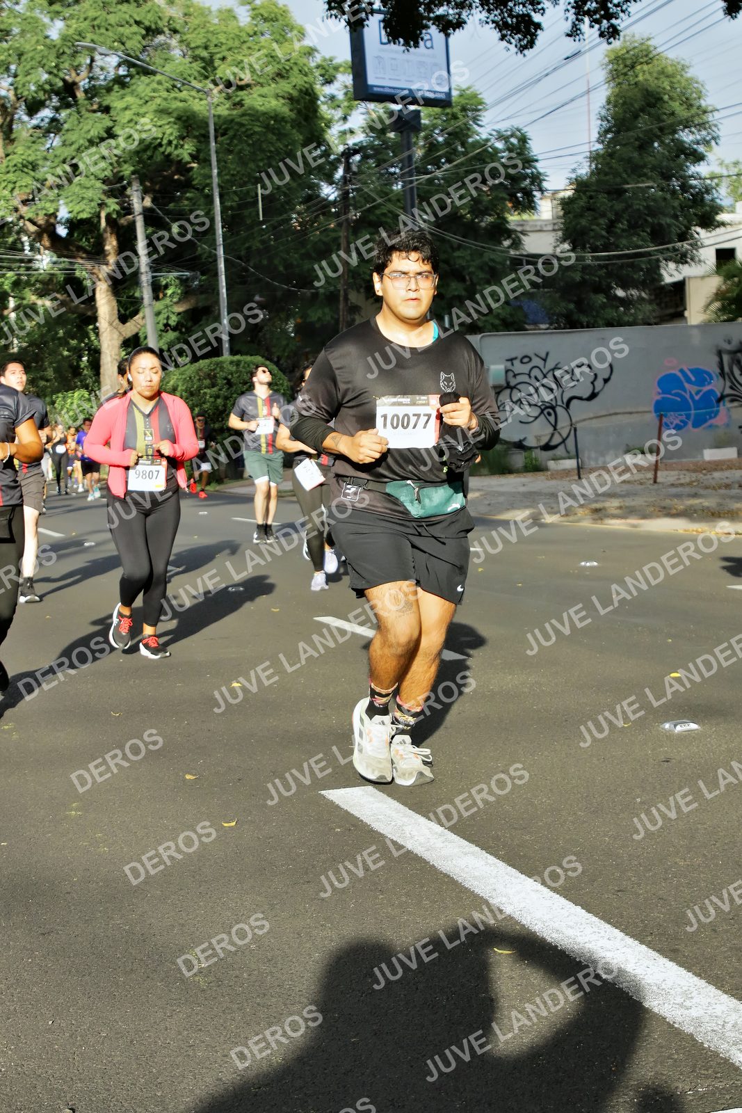 Foto de la X Carrera Leones Negros Red Cola 2026 en Rectoría General de la UdeG, Av. Juárez 976 (meta en Av. Enrique Díaz de León y Pedro Moreno), Guadalajara a las 07:59 · dorsal 10077, 9807