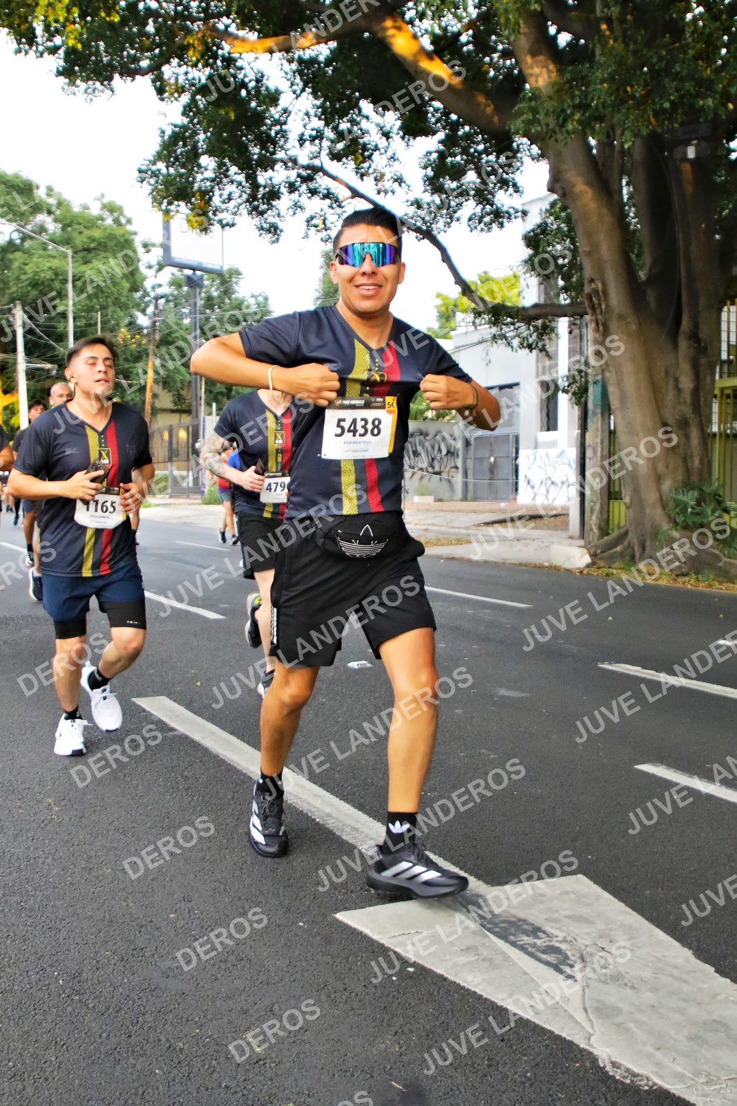 Foto de la X Carrera Leones Negros Red Cola 2026 en Rectoría General de la UdeG, Av. Juárez 976 (meta en Av. Enrique Díaz de León y Pedro Moreno), Guadalajara a las 05:05 · dorsal 5438, 479, 1165
