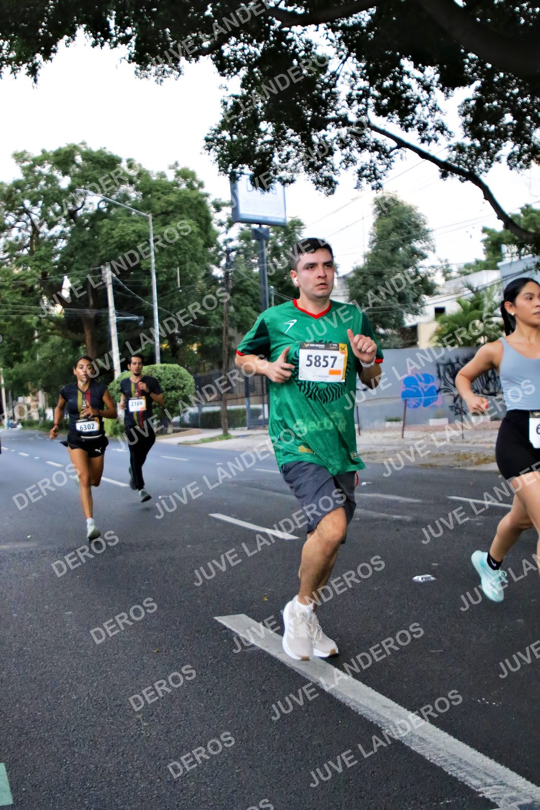 Foto de la X Carrera Leones Negros Red Cola 2026 en Rectoría General de la UdeG, Av. Juárez 976 (meta en Av. Enrique Díaz de León y Pedro Moreno), Guadalajara a las 04:56 · dorsal 5857, 6302, 2169