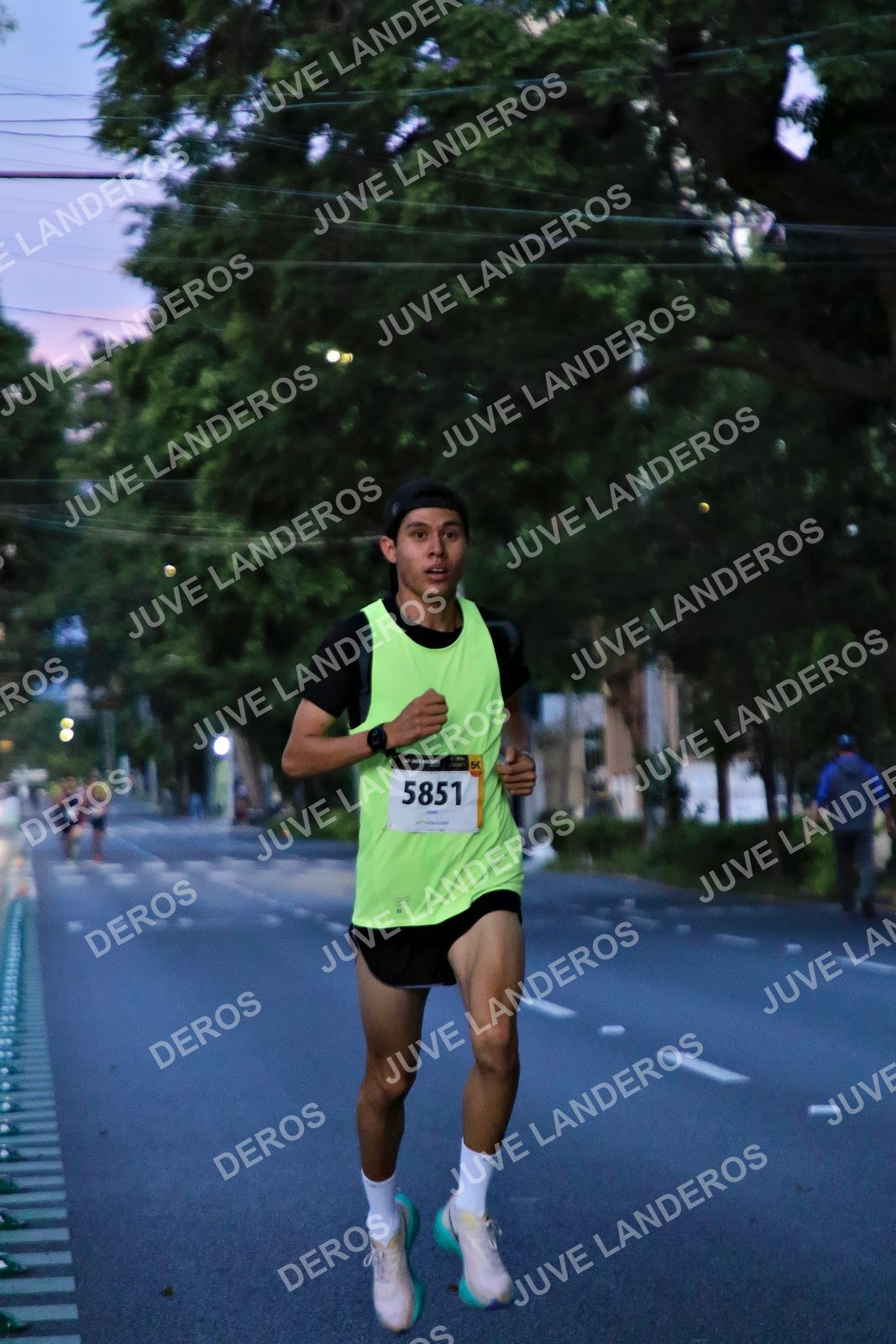Foto de la X Carrera Leones Negros Red Cola 2026 en Rectoría General de la UdeG, Av. Juárez 976 (meta en Av. Enrique Díaz de León y Pedro Moreno), Guadalajara a las 04:49 · dorsal 5851