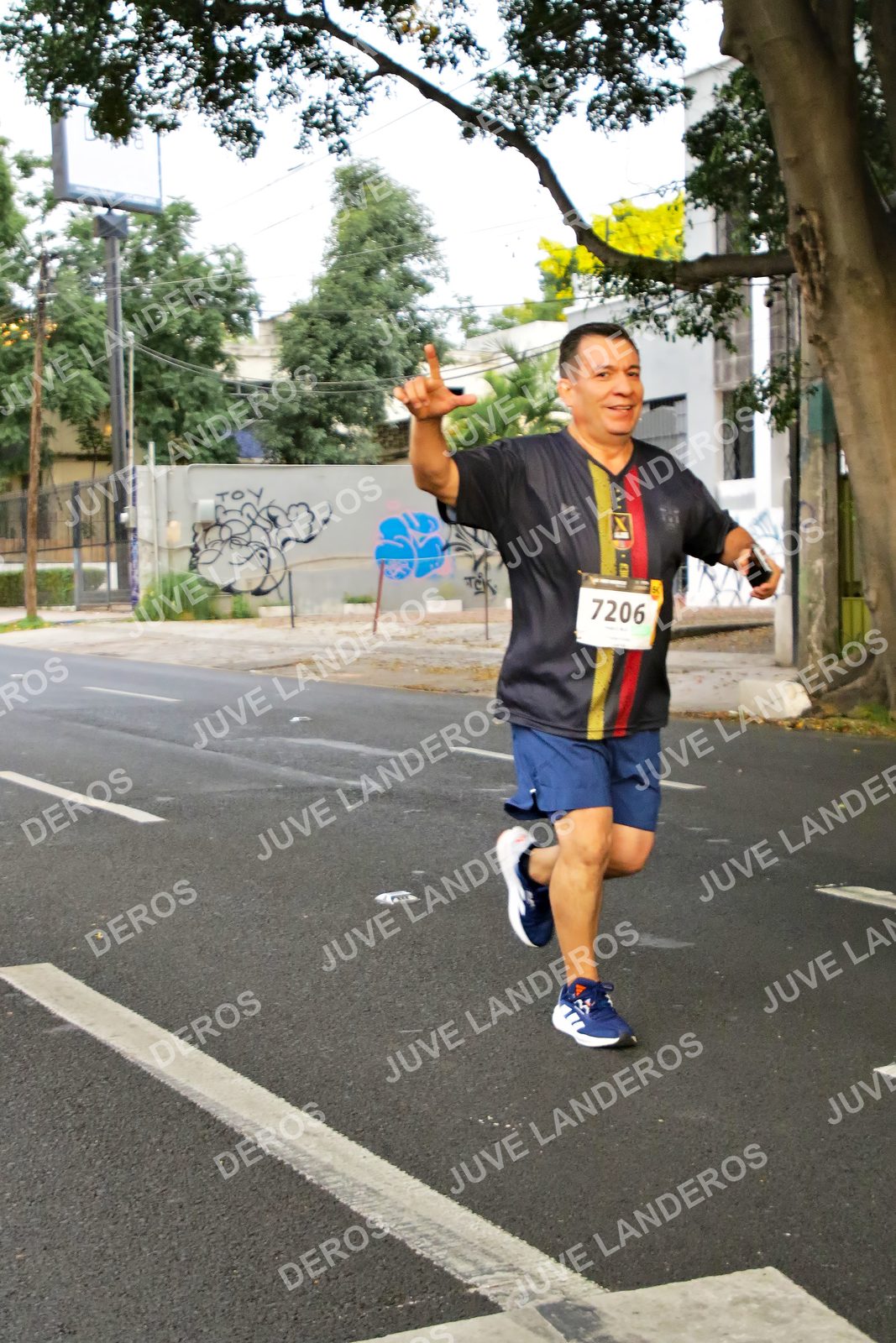 Foto de la X Carrera Leones Negros Red Cola 2026 en Rectoría General de la UdeG, Av. Juárez 976 (meta en Av. Enrique Díaz de León y Pedro Moreno), Guadalajara a las 05:02 · dorsal 7206