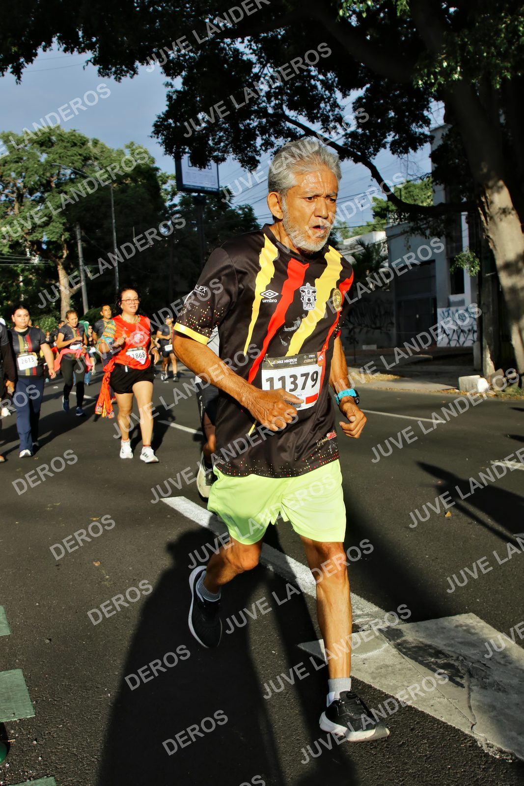 Foto de la X Carrera Leones Negros Red Cola 2026 en Rectoría General de la UdeG, Av. Juárez 976 (meta en Av. Enrique Díaz de León y Pedro Moreno), Guadalajara a las 07:49 · dorsal 11379, 2613, 1868