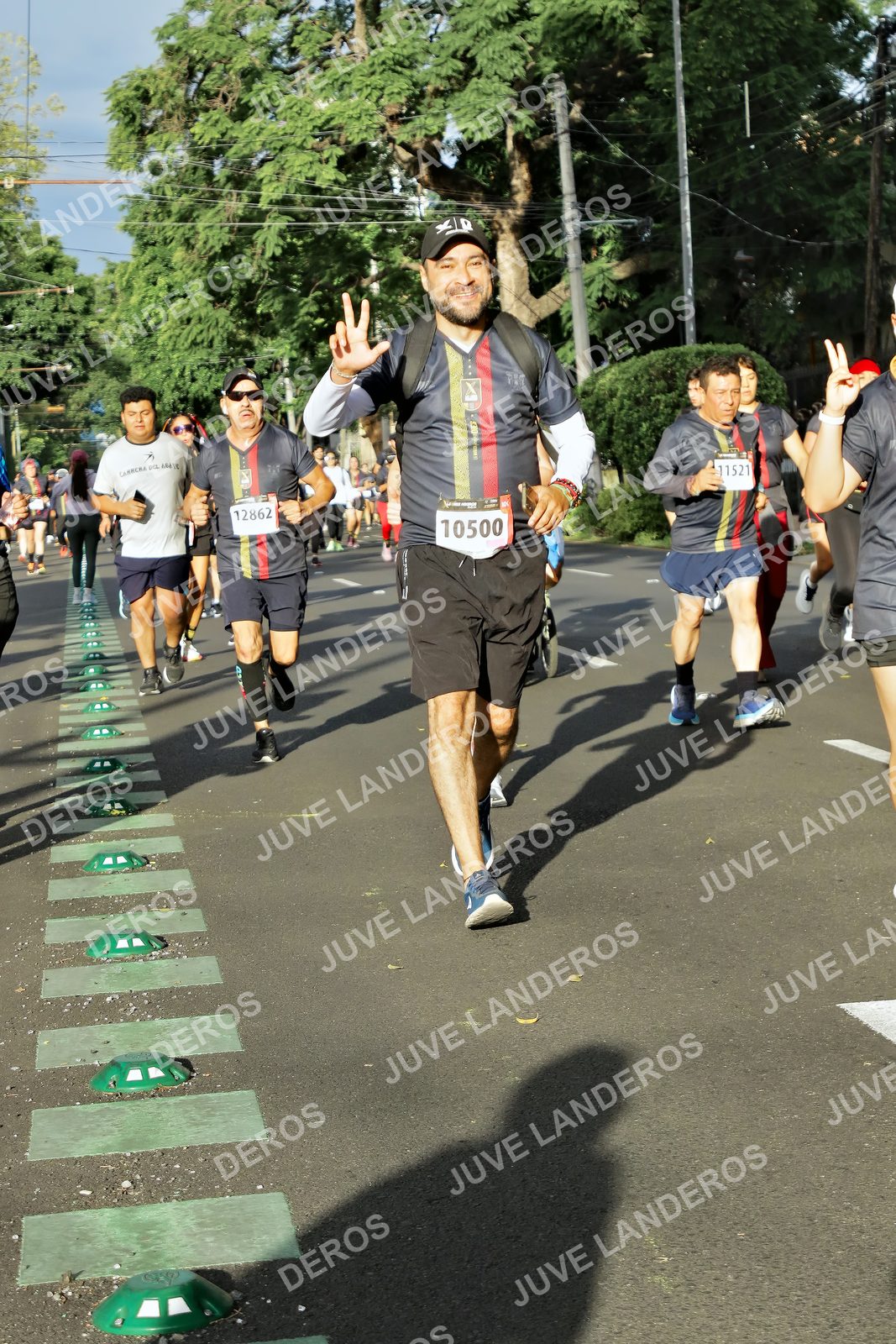 Foto de la X Carrera Leones Negros Red Cola 2026 en Rectoría General de la UdeG, Av. Juárez 976 (meta en Av. Enrique Díaz de León y Pedro Moreno), Guadalajara a las 07:57 · dorsal 10500, 12862, 11521
