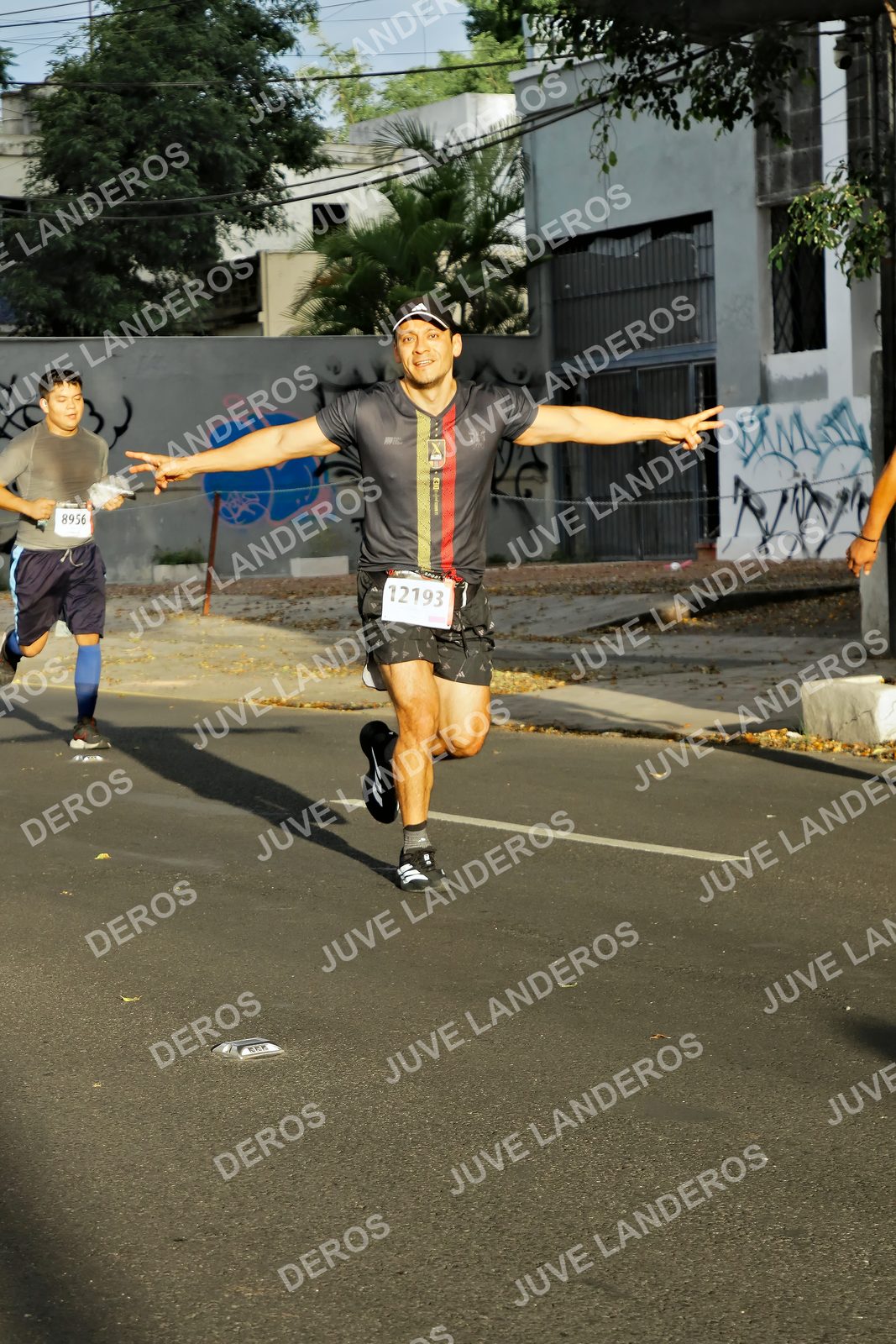 Foto de la X Carrera Leones Negros Red Cola 2026 en Rectoría General de la UdeG, Av. Juárez 976 (meta en Av. Enrique Díaz de León y Pedro Moreno), Guadalajara a las 07:36 · dorsal 8956, 12193