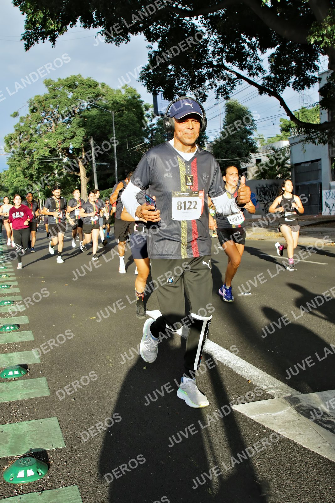 Foto de la X Carrera Leones Negros Red Cola 2026 en Rectoría General de la UdeG, Av. Juárez 976 (meta en Av. Enrique Díaz de León y Pedro Moreno), Guadalajara a las 07:45 · dorsal 8122, 13011