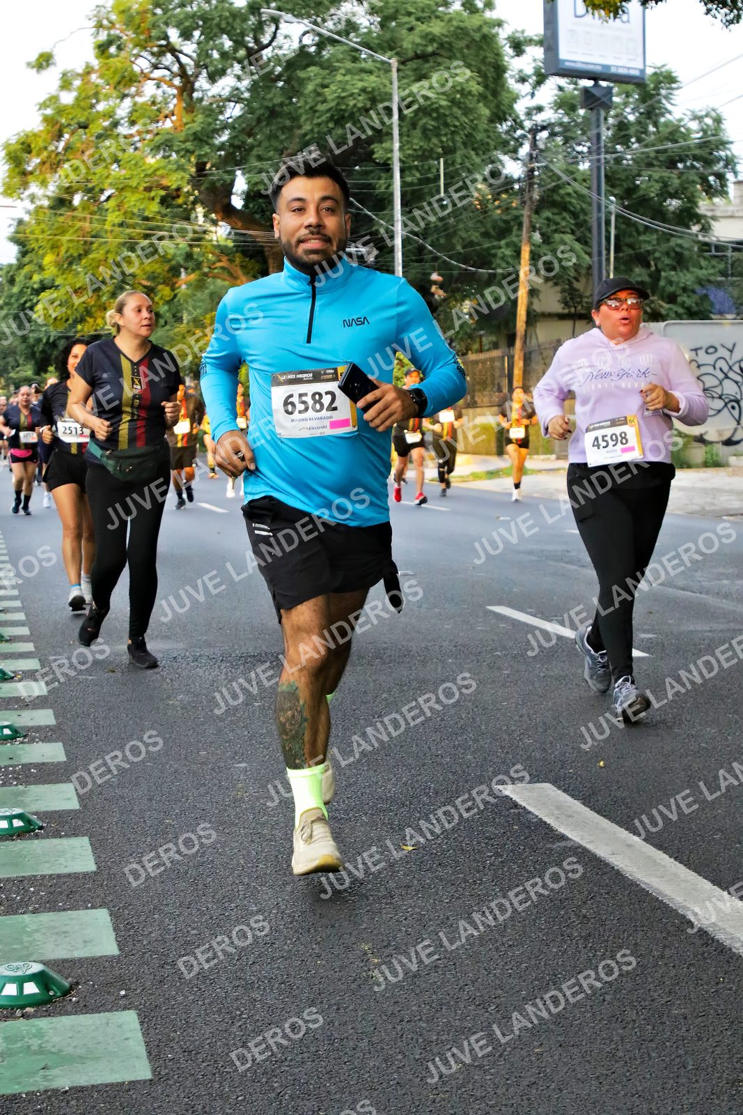 Foto de la X Carrera Leones Negros Red Cola 2026 en Rectoría General de la UdeG, Av. Juárez 976 (meta en Av. Enrique Díaz de León y Pedro Moreno), Guadalajara a las 05:07 · dorsal 6582, 4598, 2513