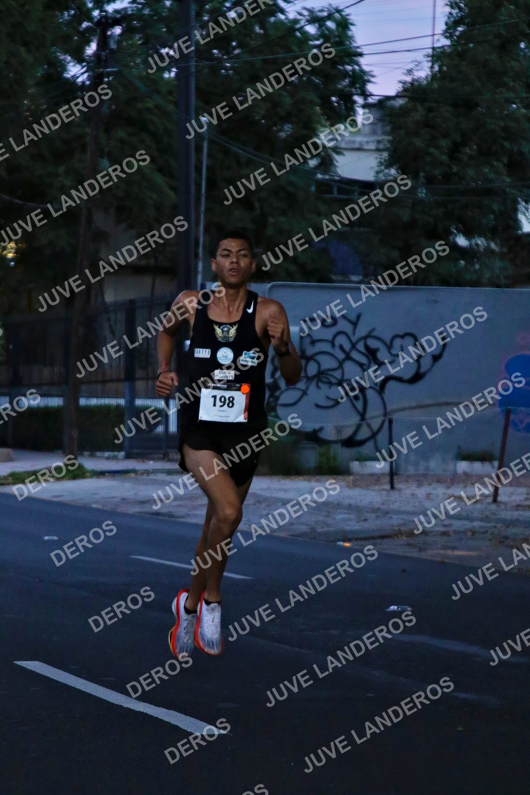 Foto de la X Carrera Leones Negros Red Cola 2026 en Rectoría General de la UdeG, Av. Juárez 976 (meta en Av. Enrique Díaz de León y Pedro Moreno), Guadalajara a las 04:47 · dorsal 198