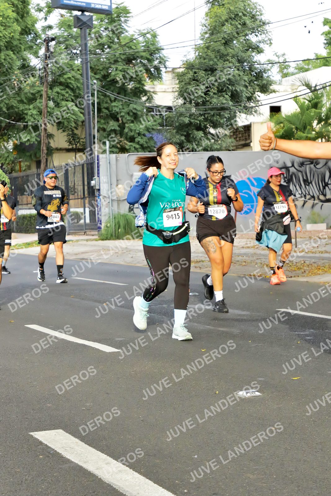 Foto de la X Carrera Leones Negros Red Cola 2026 en Rectoría General de la UdeG, Av. Juárez 976 (meta en Av. Enrique Díaz de León y Pedro Moreno), Guadalajara a las 08:09 · dorsal 9415, 12870, 12794