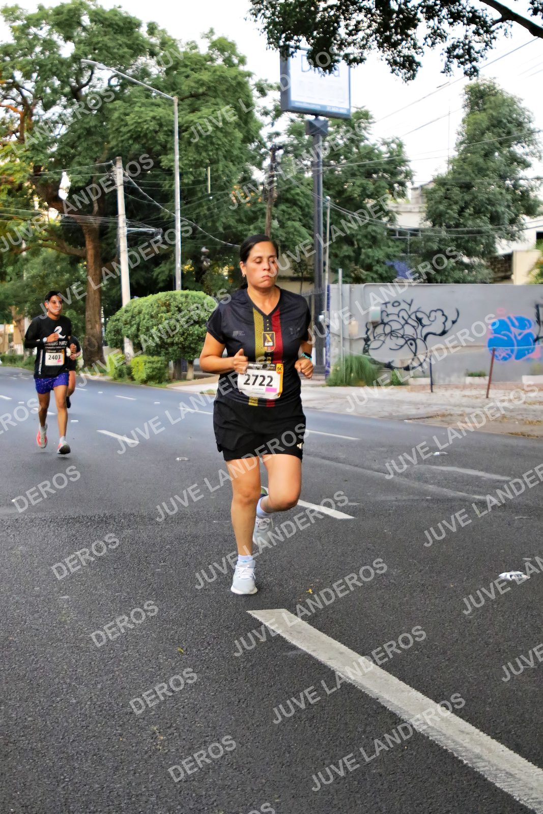 Foto de la X Carrera Leones Negros Red Cola 2026 en Rectoría General de la UdeG, Av. Juárez 976 (meta en Av. Enrique Díaz de León y Pedro Moreno), Guadalajara a las 04:58 · dorsal 2722, 2403