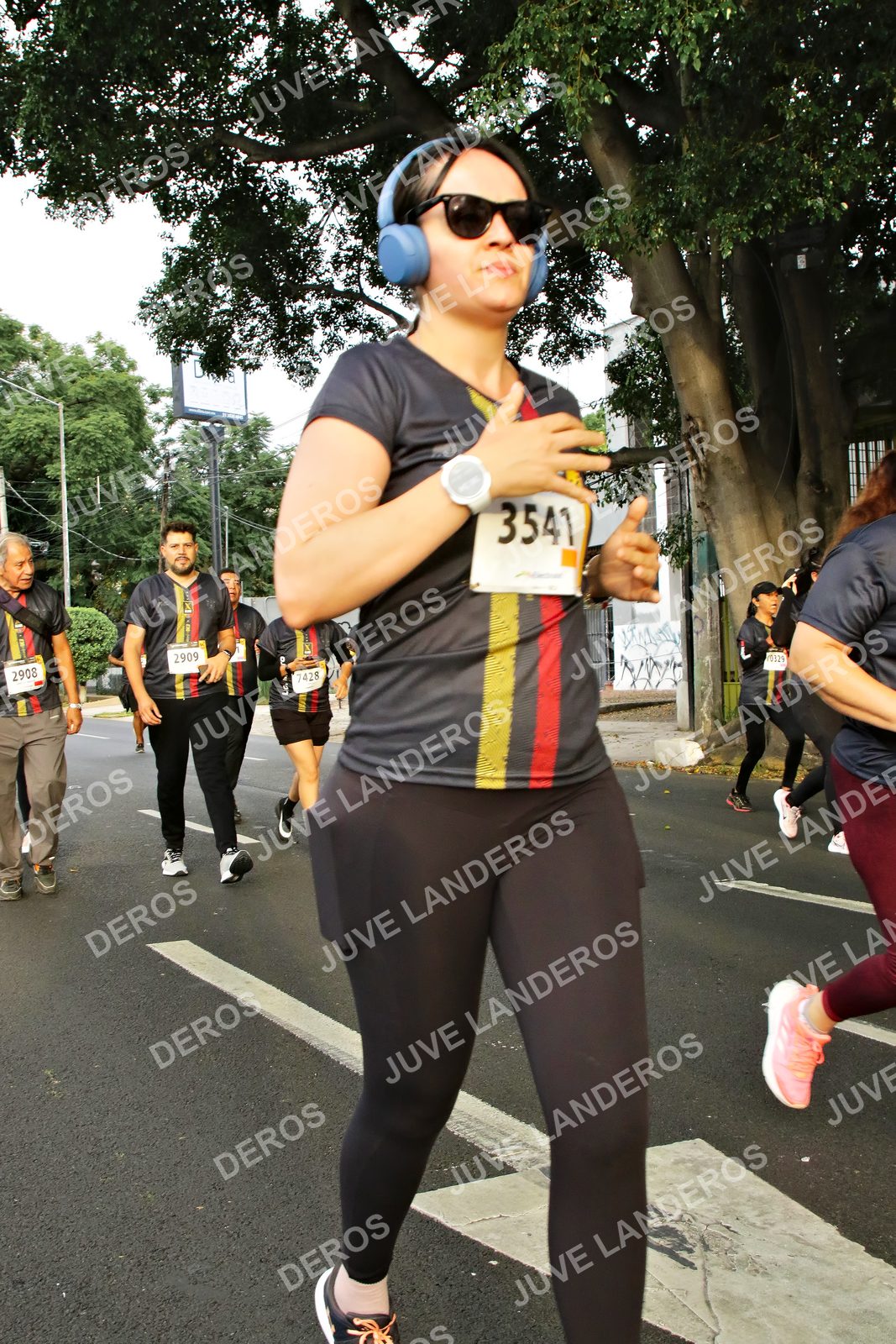 Foto de la X Carrera Leones Negros Red Cola 2026 en Rectoría General de la UdeG, Av. Juárez 976 (meta en Av. Enrique Díaz de León y Pedro Moreno), Guadalajara a las 07:21 · dorsal 3541, 2909, 2908, 7428