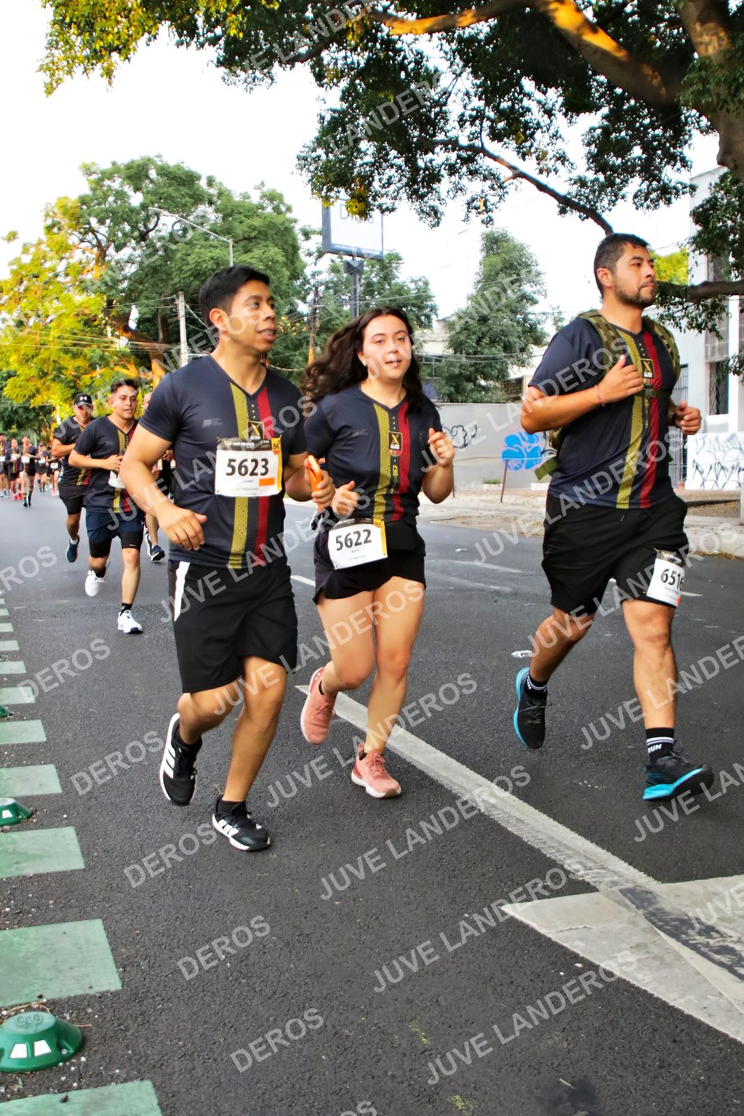 Foto de la X Carrera Leones Negros Red Cola 2026 en Rectoría General de la UdeG, Av. Juárez 976 (meta en Av. Enrique Díaz de León y Pedro Moreno), Guadalajara a las 05:05 · dorsal 5623, 5622, 6516
