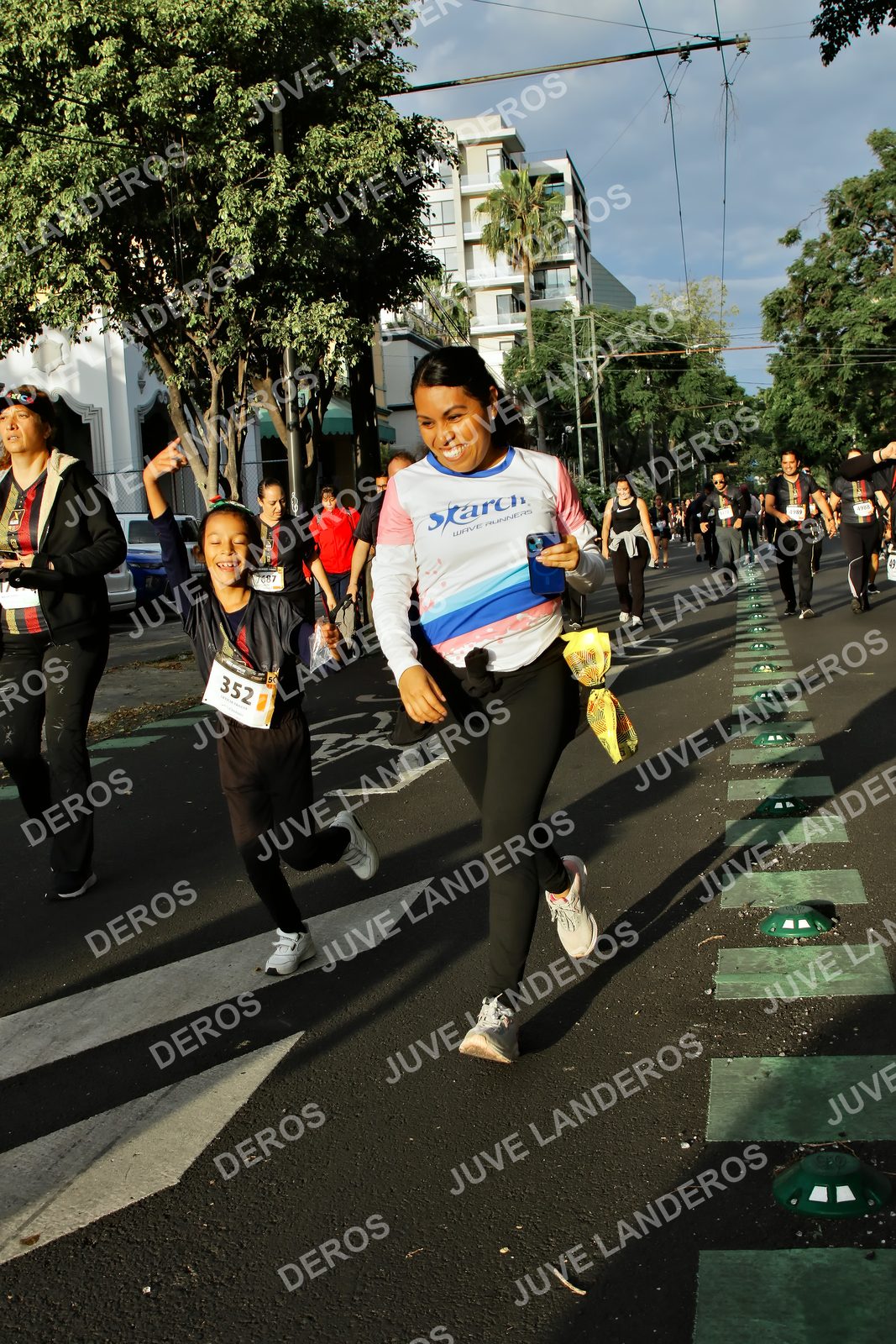 Foto de la X Carrera Leones Negros Red Cola 2026 en Rectoría General de la UdeG, Av. Juárez 976 (meta en Av. Enrique Díaz de León y Pedro Moreno), Guadalajara a las 07:38 · dorsal 352