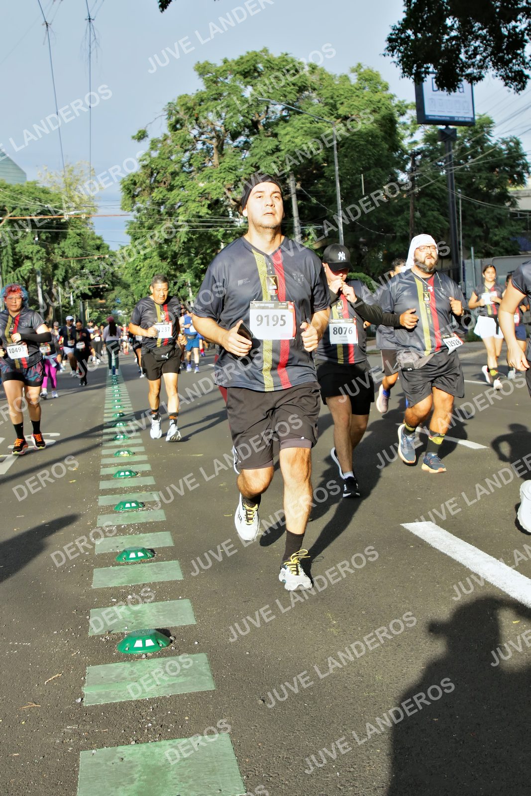 Foto de la X Carrera Leones Negros Red Cola 2026 en Rectoría General de la UdeG, Av. Juárez 976 (meta en Av. Enrique Díaz de León y Pedro Moreno), Guadalajara a las 07:57 · dorsal 9195, 8076, 1049, 12928