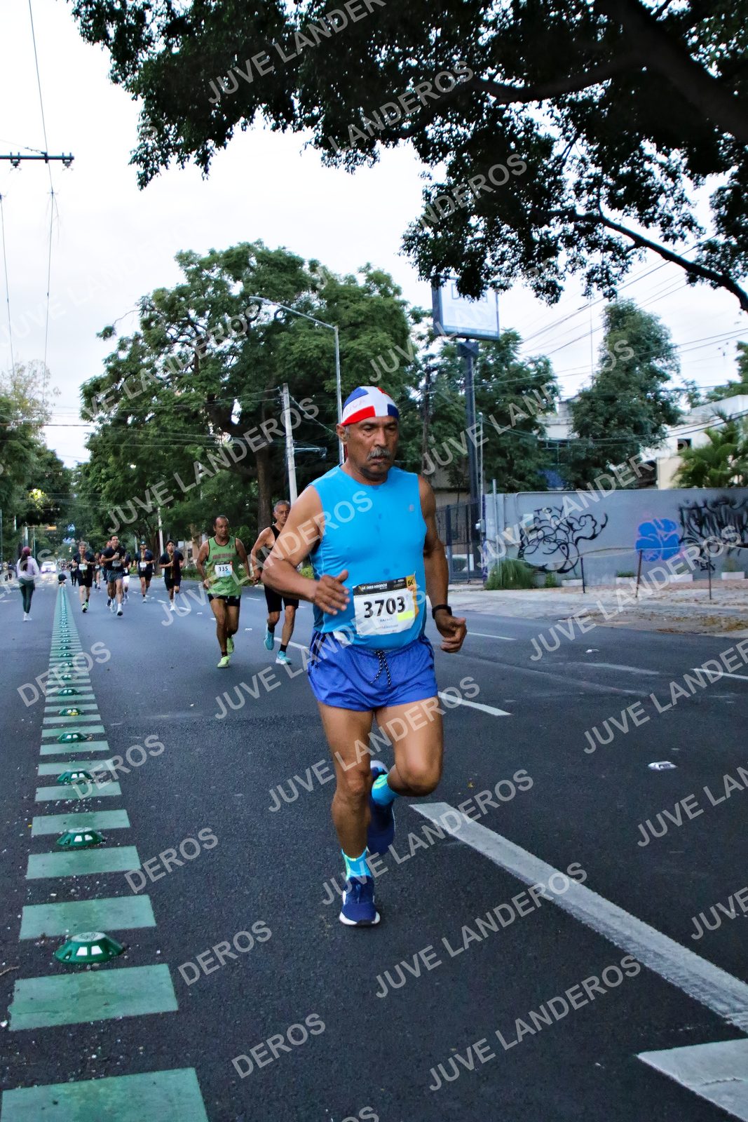 Foto de la X Carrera Leones Negros Red Cola 2026 en Rectoría General de la UdeG, Av. Juárez 976 (meta en Av. Enrique Díaz de León y Pedro Moreno), Guadalajara a las 04:55 · dorsal 3703, 115