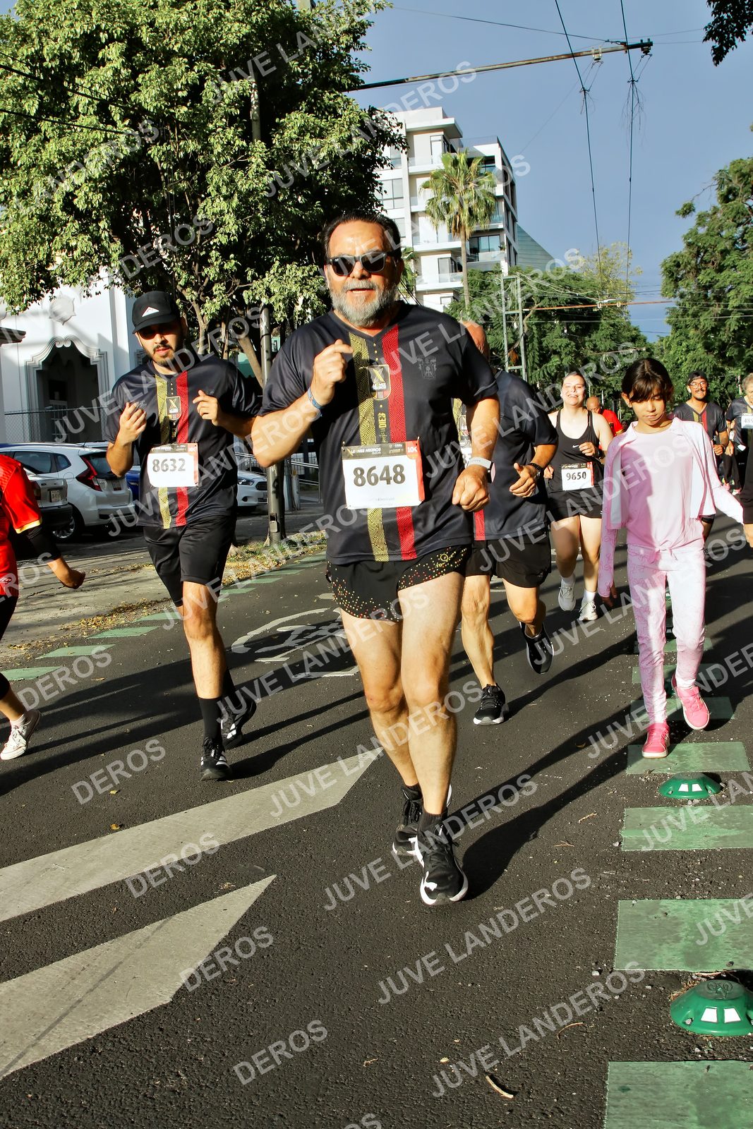 Foto de la X Carrera Leones Negros Red Cola 2026 en Rectoría General de la UdeG, Av. Juárez 976 (meta en Av. Enrique Díaz de León y Pedro Moreno), Guadalajara a las 07:56 · dorsal 8648, 8632, 9650