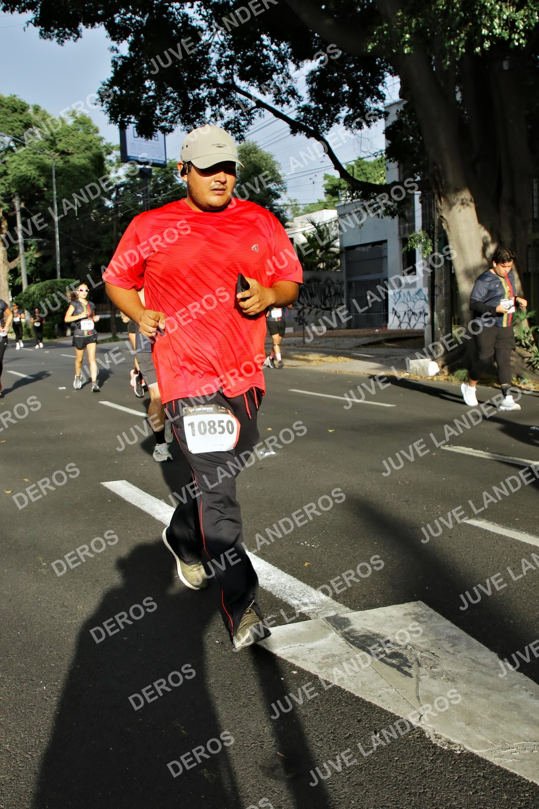 Foto de la X Carrera Leones Negros Red Cola 2026 en Rectoría General de la UdeG, Av. Juárez 976 (meta en Av. Enrique Díaz de León y Pedro Moreno), Guadalajara a las 07:58 · dorsal 10850