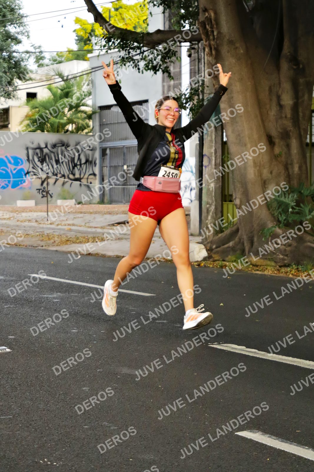 Foto de la X Carrera Leones Negros Red Cola 2026 en Rectoría General de la UdeG, Av. Juárez 976 (meta en Av. Enrique Díaz de León y Pedro Moreno), Guadalajara a las 05:02 · dorsal 2450