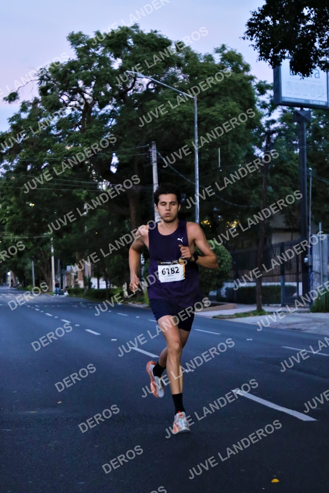 Foto de la X Carrera Leones Negros Red Cola 2026 en Rectoría General de la UdeG, Av. Juárez 976 (meta en Av. Enrique Díaz de León y Pedro Moreno), Guadalajara a las 04:48 · dorsal 6182