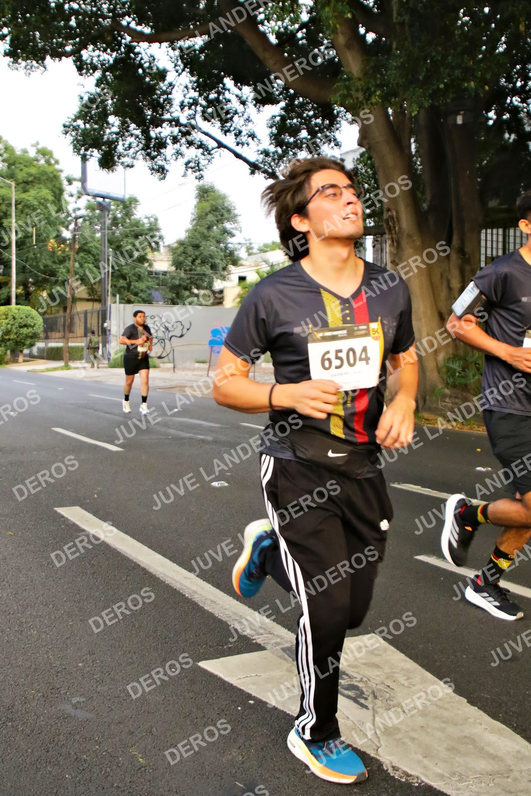 Foto de la X Carrera Leones Negros Red Cola 2026 en Rectoría General de la UdeG, Av. Juárez 976 (meta en Av. Enrique Díaz de León y Pedro Moreno), Guadalajara a las 05:00 · dorsal 6504