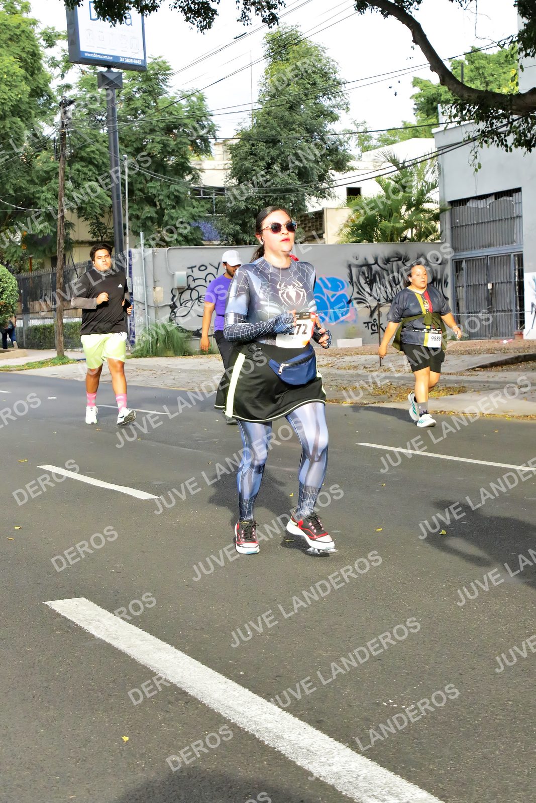 Foto de la X Carrera Leones Negros Red Cola 2026 en Rectoría General de la UdeG, Av. Juárez 976 (meta en Av. Enrique Díaz de León y Pedro Moreno), Guadalajara a las 08:10 · dorsal 72, 9889