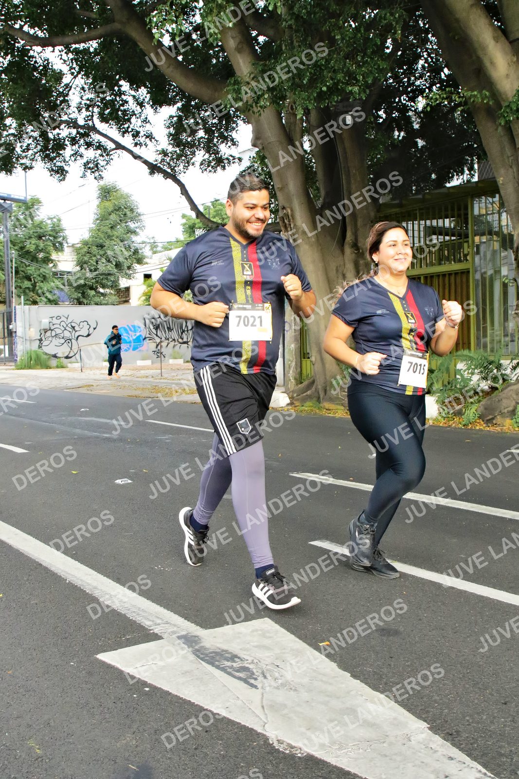 Foto de la X Carrera Leones Negros Red Cola 2026 en Rectoría General de la UdeG, Av. Juárez 976 (meta en Av. Enrique Díaz de León y Pedro Moreno), Guadalajara a las 08:21 · dorsal 7021, 7015
