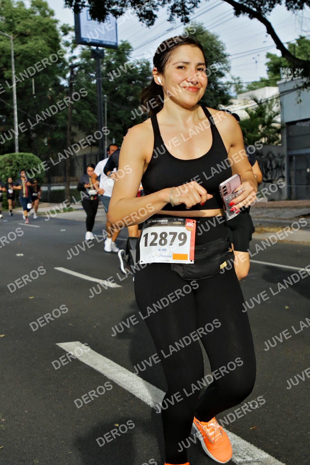 Foto de la X Carrera Leones Negros Red Cola 2026 en Rectoría General de la UdeG, Av. Juárez 976 (meta en Av. Enrique Díaz de León y Pedro Moreno), Guadalajara a las 08:03 · dorsal 12879