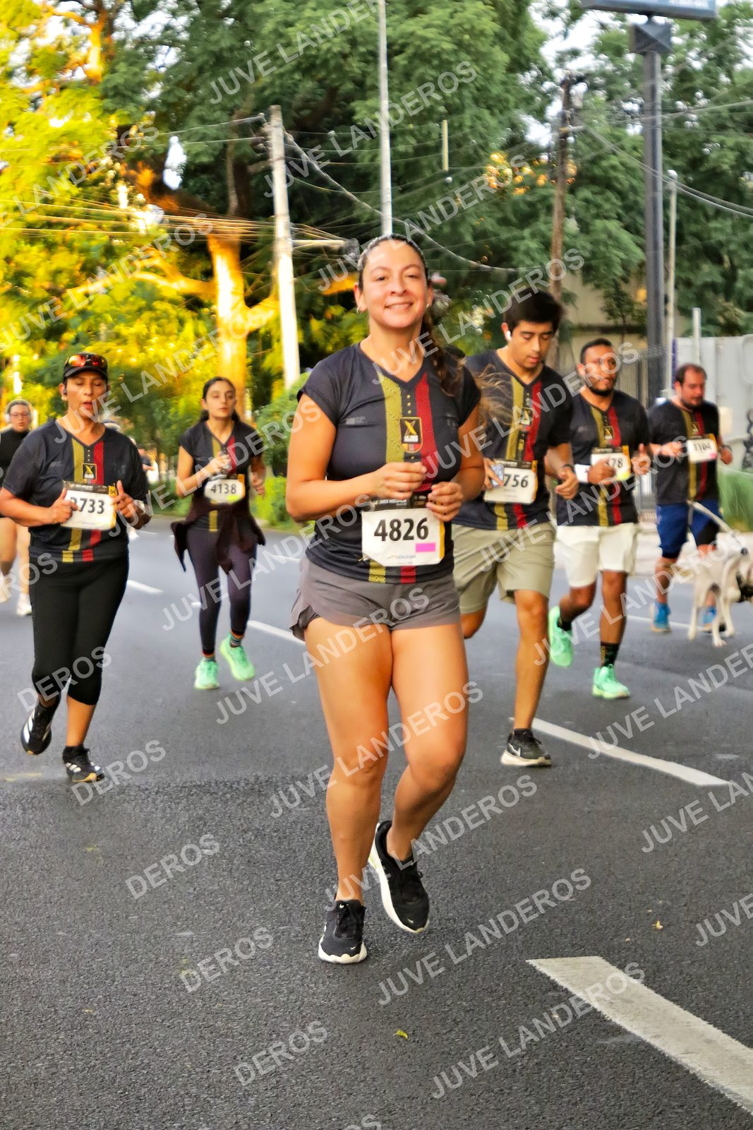 Foto de la X Carrera Leones Negros Red Cola 2026 en Rectoría General de la UdeG, Av. Juárez 976 (meta en Av. Enrique Díaz de León y Pedro Moreno), Guadalajara a las 05:02 · dorsal 4826, 4138, 756, 733