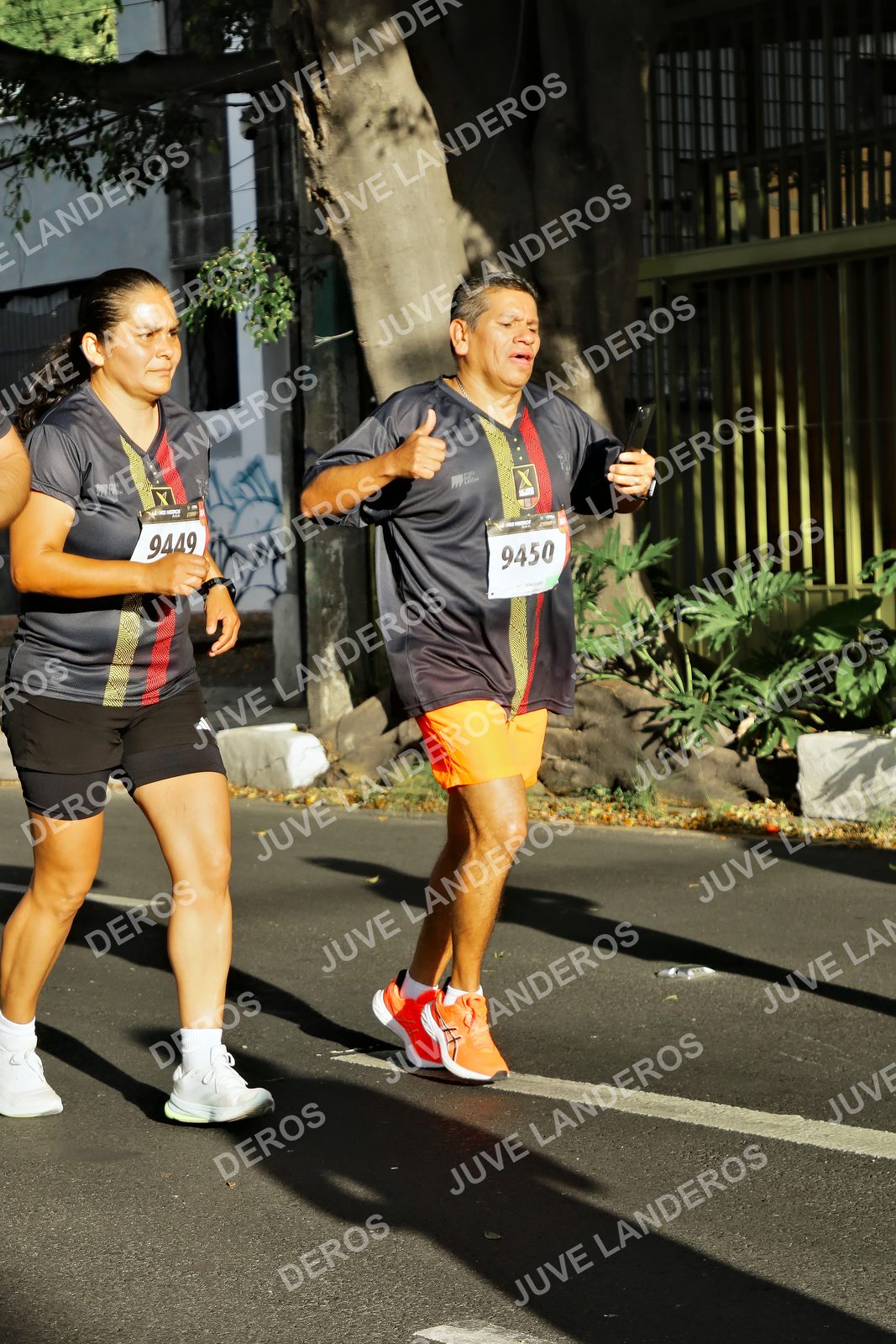 Foto de la X Carrera Leones Negros Red Cola 2026 en Rectoría General de la UdeG, Av. Juárez 976 (meta en Av. Enrique Díaz de León y Pedro Moreno), Guadalajara a las 07:54 · dorsal 9450, 9449