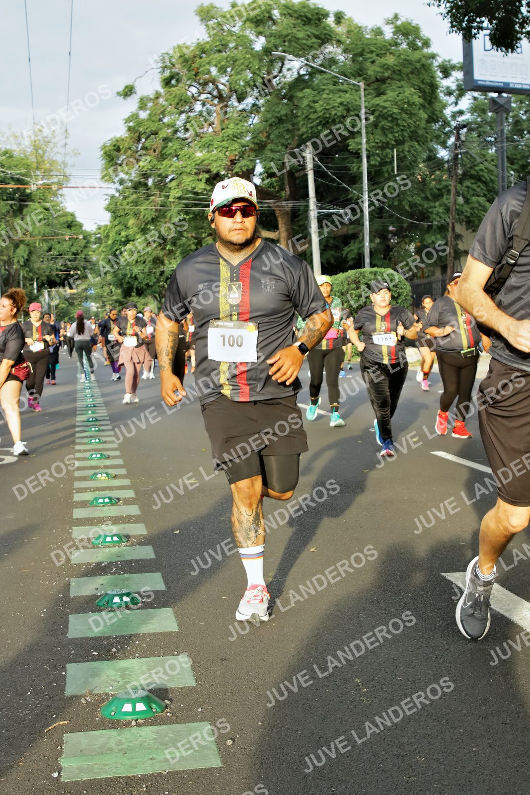 Foto de la X Carrera Leones Negros Red Cola 2026 en Rectoría General de la UdeG, Av. Juárez 976 (meta en Av. Enrique Díaz de León y Pedro Moreno), Guadalajara a las 07:33 · dorsal 100, 7784