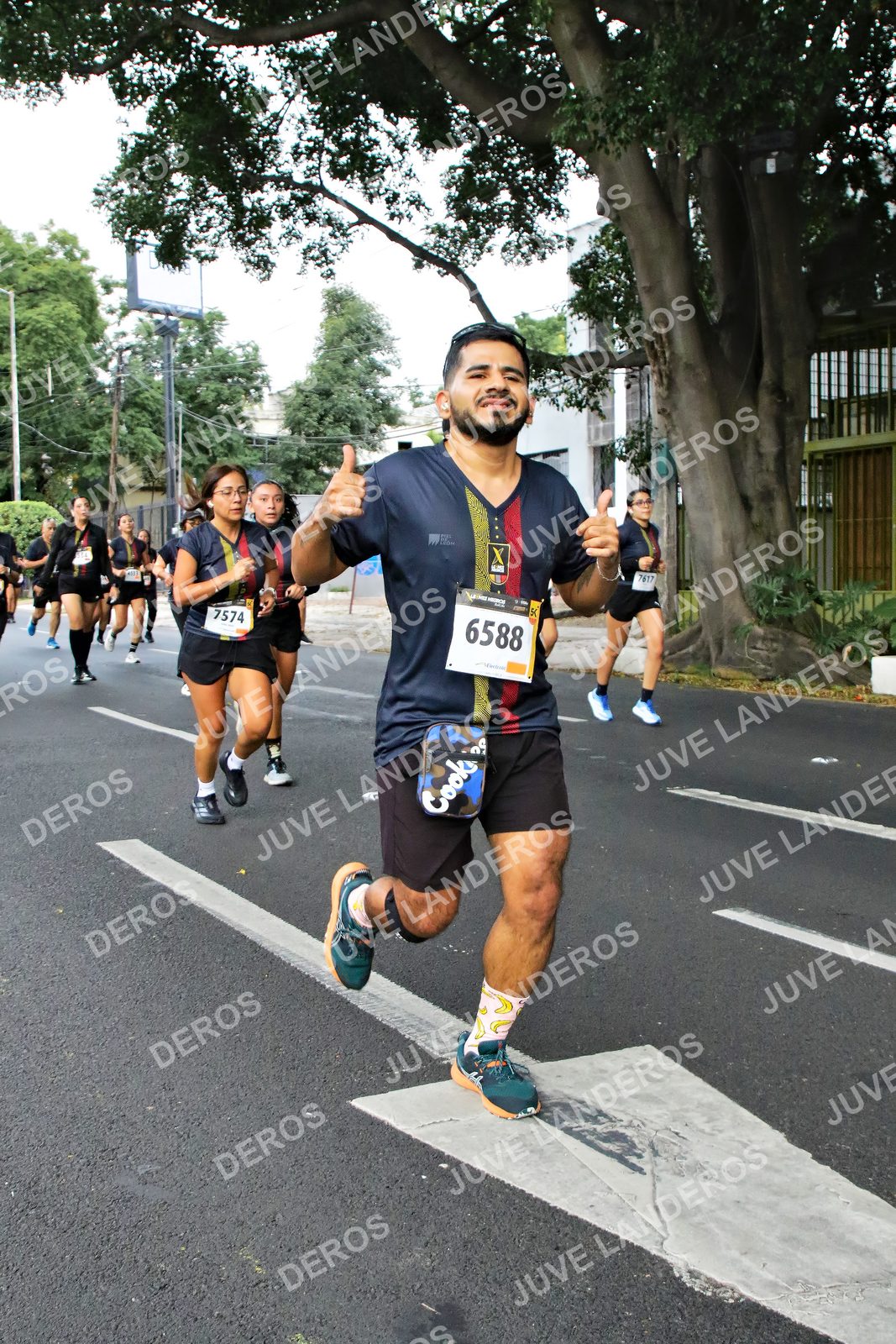 Foto de la X Carrera Leones Negros Red Cola 2026 en Rectoría General de la UdeG, Av. Juárez 976 (meta en Av. Enrique Díaz de León y Pedro Moreno), Guadalajara a las 05:13 · dorsal 6588, 7574, 7617