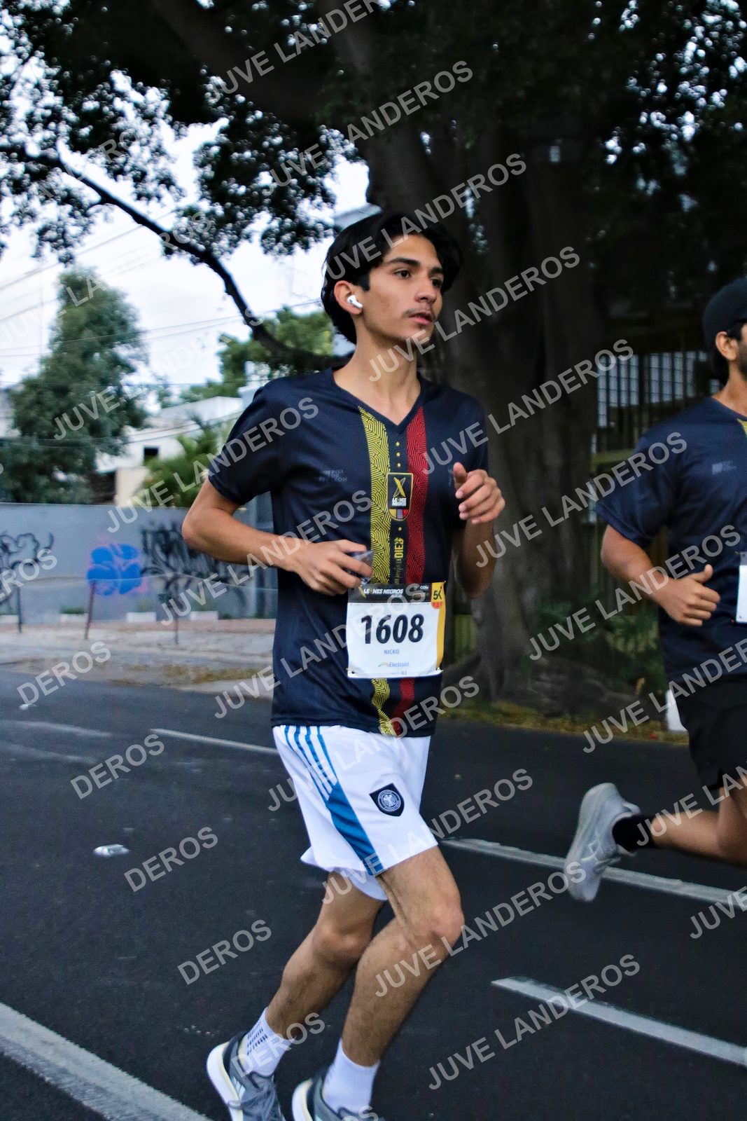 Foto de la X Carrera Leones Negros Red Cola 2026 en Rectoría General de la UdeG, Av. Juárez 976 (meta en Av. Enrique Díaz de León y Pedro Moreno), Guadalajara a las 04:55 · dorsal 1608