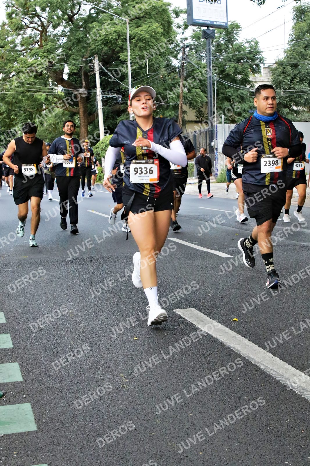Foto de la X Carrera Leones Negros Red Cola 2026 en Rectoría General de la UdeG, Av. Juárez 976 (meta en Av. Enrique Díaz de León y Pedro Moreno), Guadalajara a las 05:10 · dorsal 9336, 2398, 5798, 4295