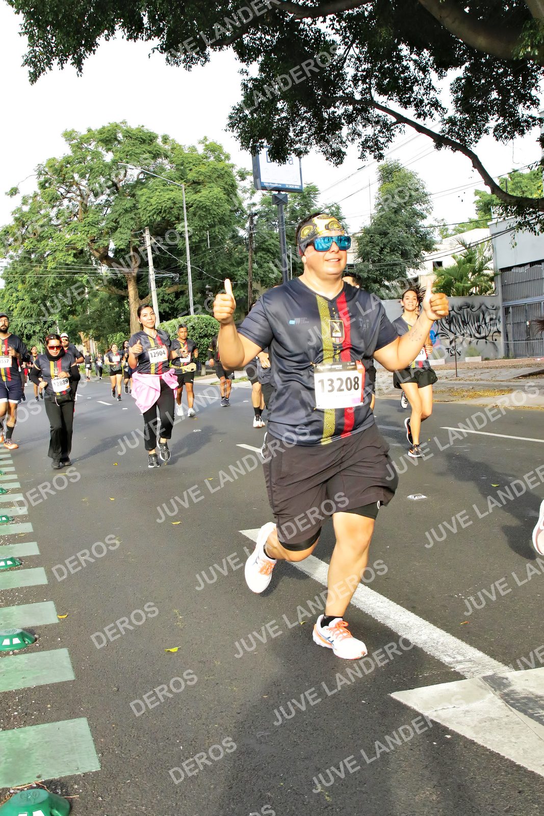 Foto de la X Carrera Leones Negros Red Cola 2026 en Rectoría General de la UdeG, Av. Juárez 976 (meta en Av. Enrique Díaz de León y Pedro Moreno), Guadalajara a las 08:04 · dorsal 13208, 12904, 2889