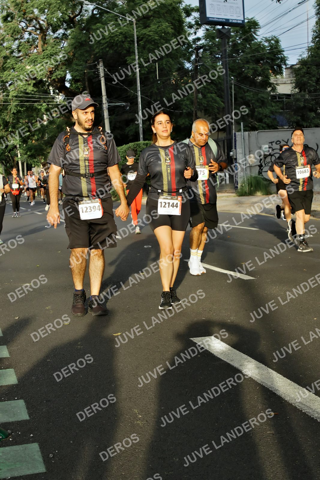 Foto de la X Carrera Leones Negros Red Cola 2026 en Rectoría General de la UdeG, Av. Juárez 976 (meta en Av. Enrique Díaz de León y Pedro Moreno), Guadalajara a las 07:34 · dorsal 12394, 12144, 10683, 75